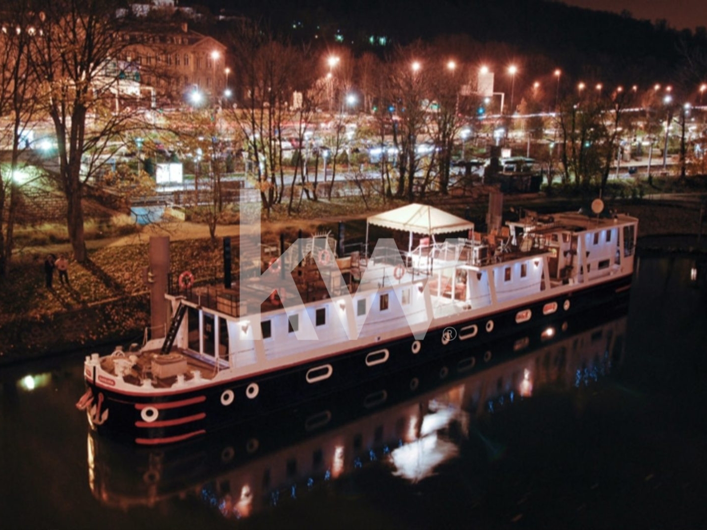 À vendre -Péniche de bureaux de 250 m2 à Sèvres