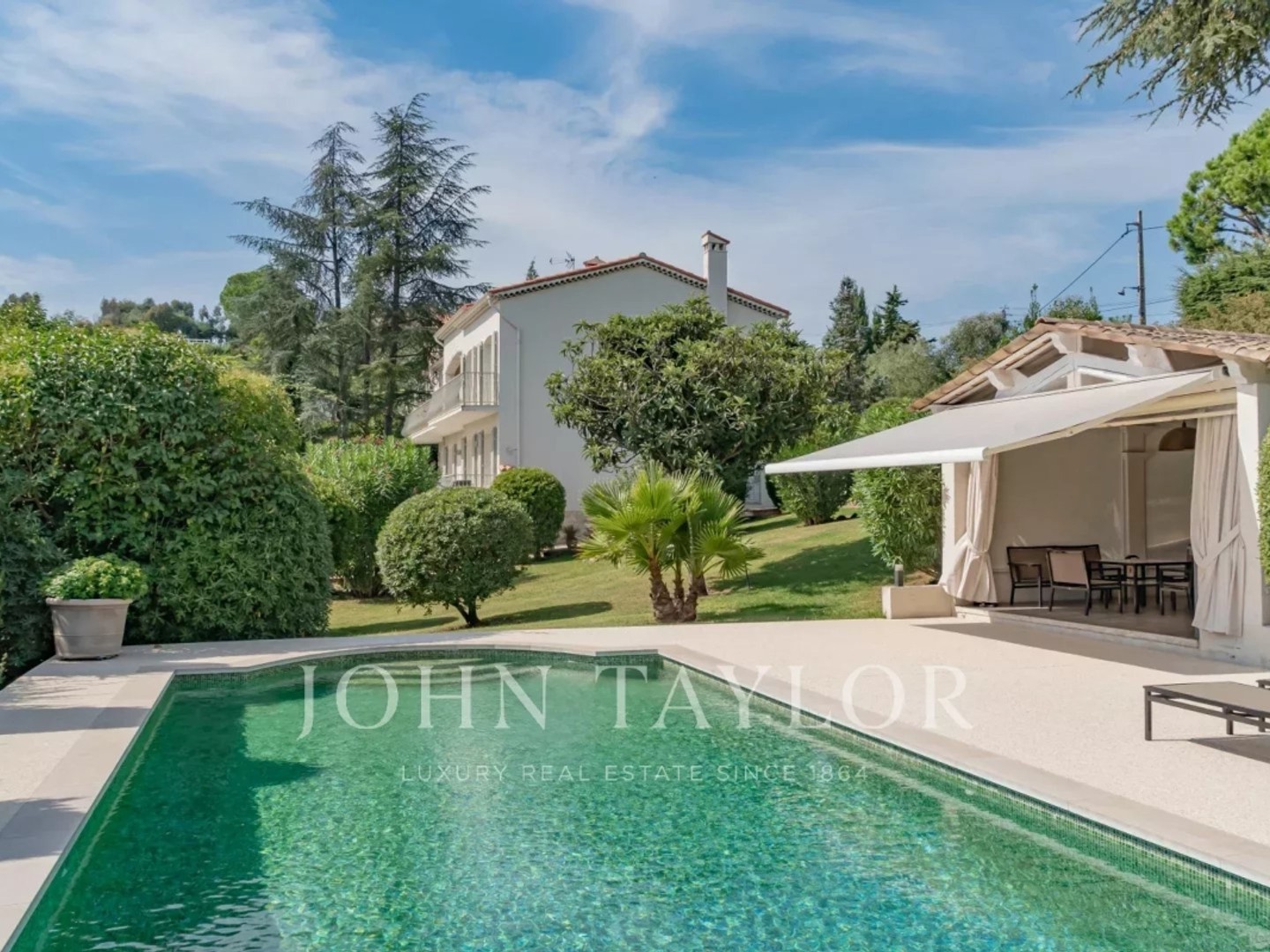 Villa de Charme Rénovée avec Vue Mer dans un domaine prisé