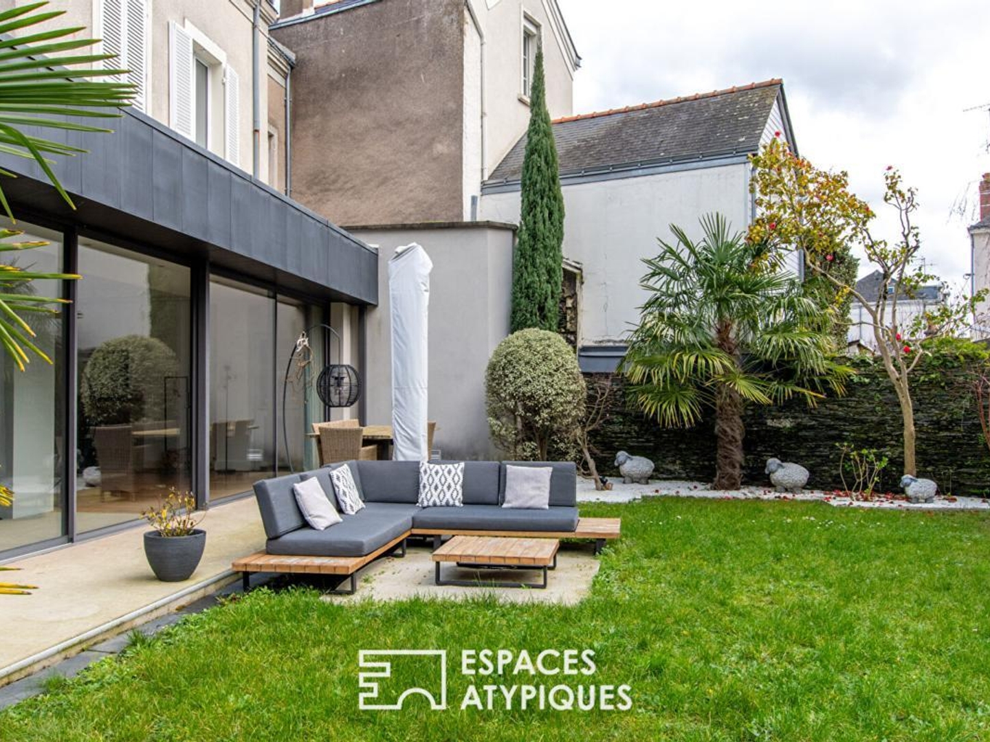 Vends demeure - 324 m² - 10 pièces, 7 chambres - Angers 49000