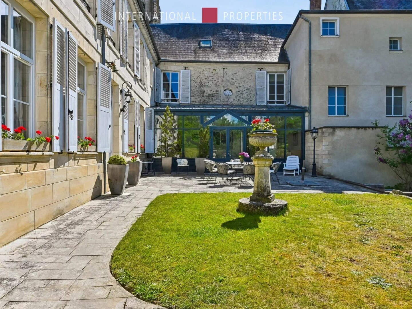 Maison à vendre - 9 pièces - 345m2 - Clermont (60600)