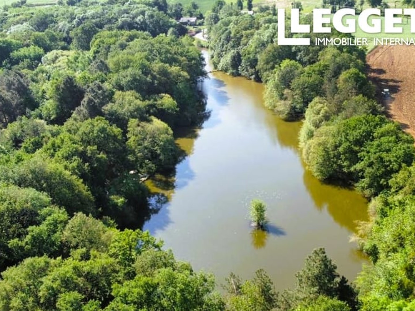 Un superbe chalet en pierre de 2 chambres avec un lac de pêche à la carpe de 5 acres, situé sur un terrain de