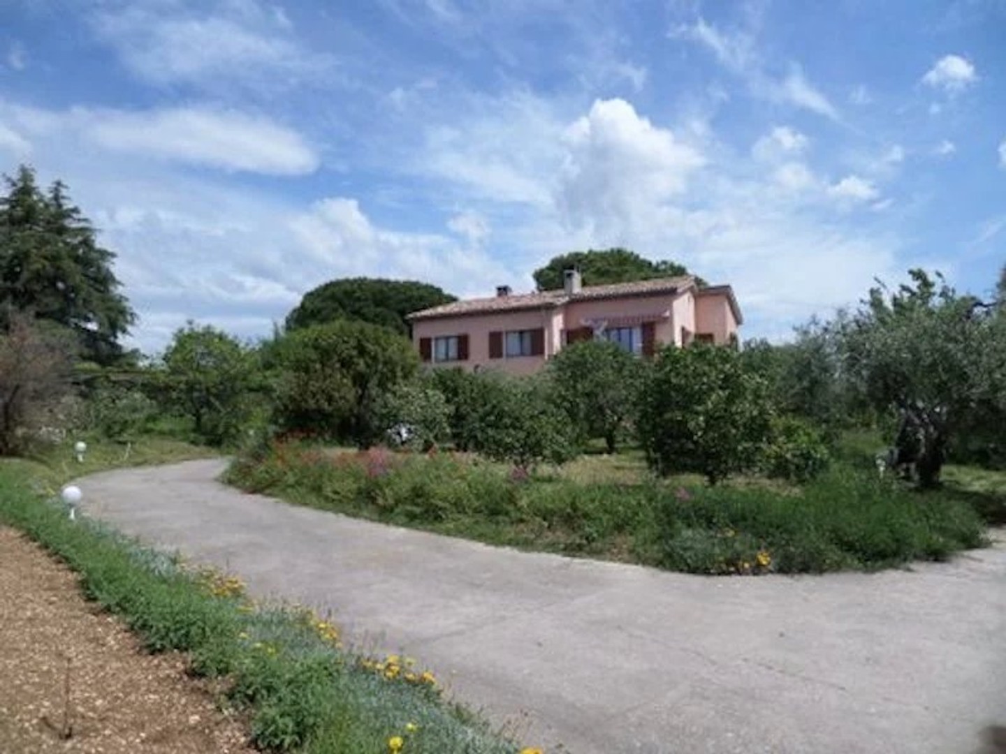 Sur la commune de Saint Paul de Vence, dans quartier calme et ré