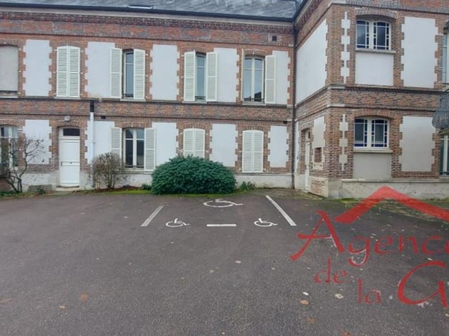 Bureaux à vendre - 6 pièces - 292m2 - Sézanne (51120)