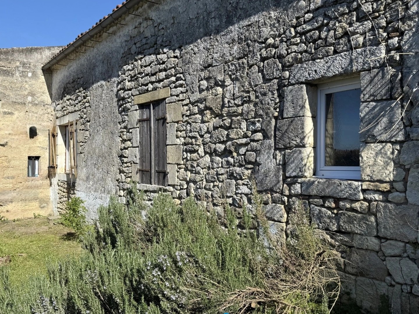 Maison à vendre - 4 pièces - 118m2 - Lussac (16450)