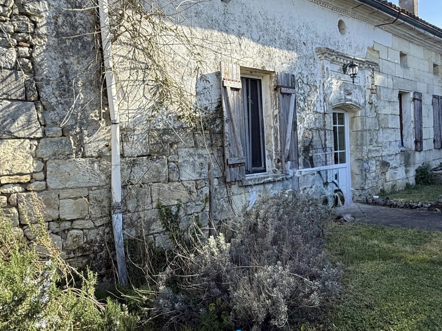 Maison à vendre - 4 pièces - 118m2 - Lussac (16450)