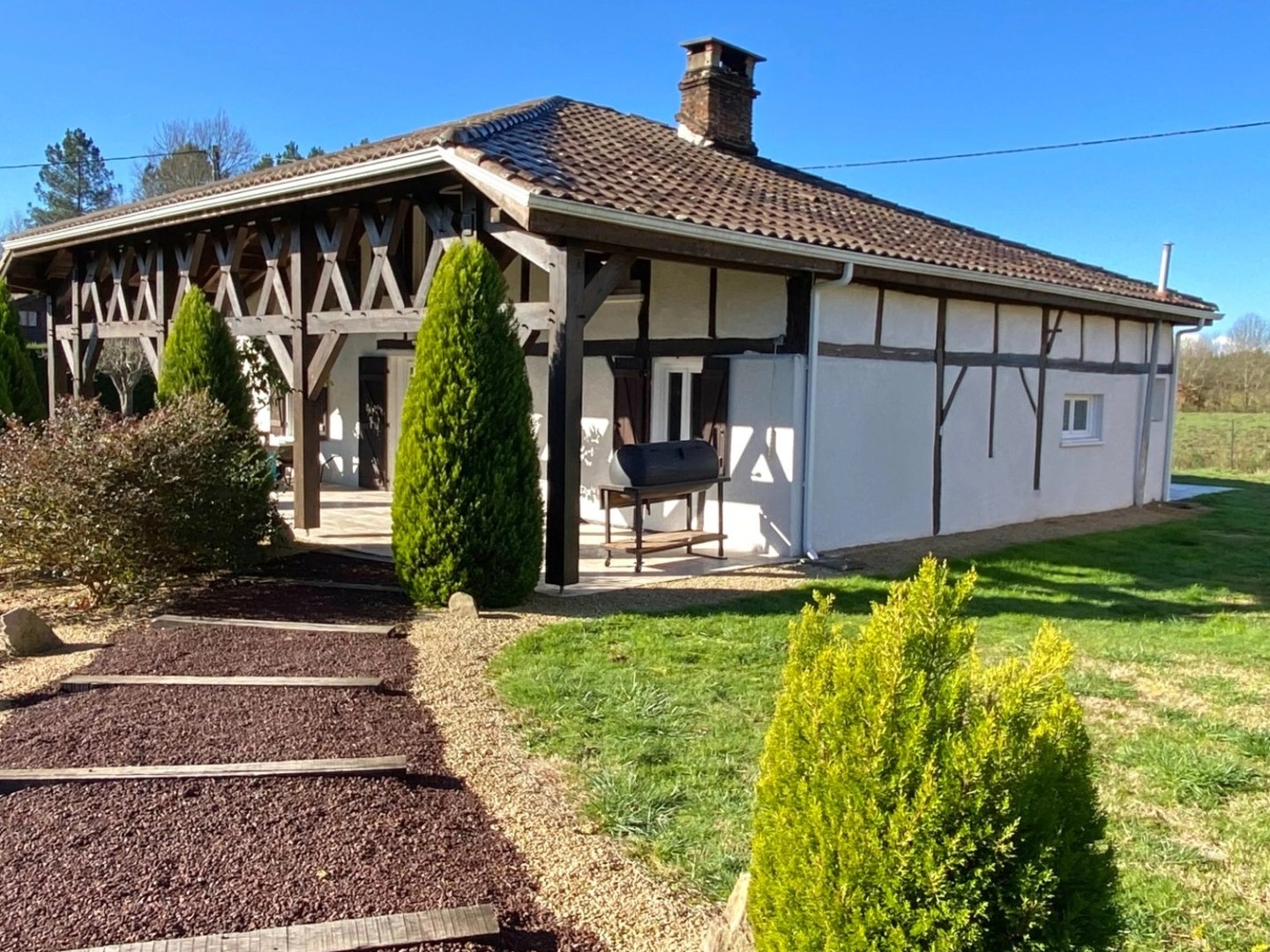 MAGNIFIQUE FERMETTE RENOVEE AVEC PISCINE ET DEPENDANCES SUR TERRAIN DE 5000 M2 A YGOS