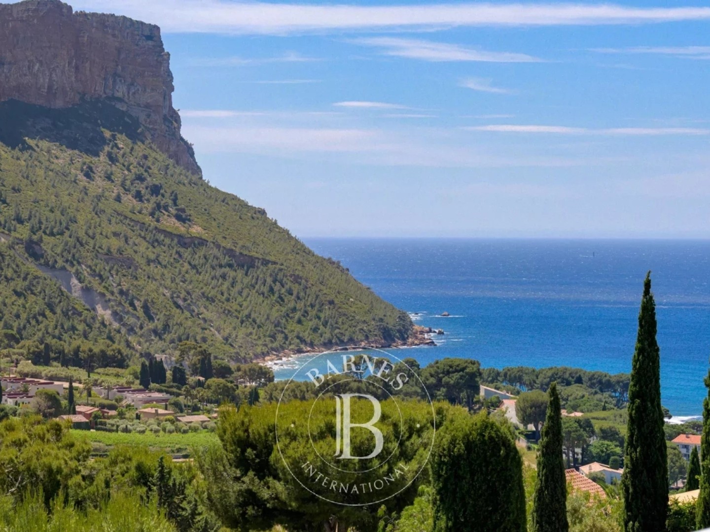 VENTE - CASSIS - VILLA ATYPIQUE 300 M² - VUE PANORAMIQUE MER ET CAP CANAILLE - PISCINE.