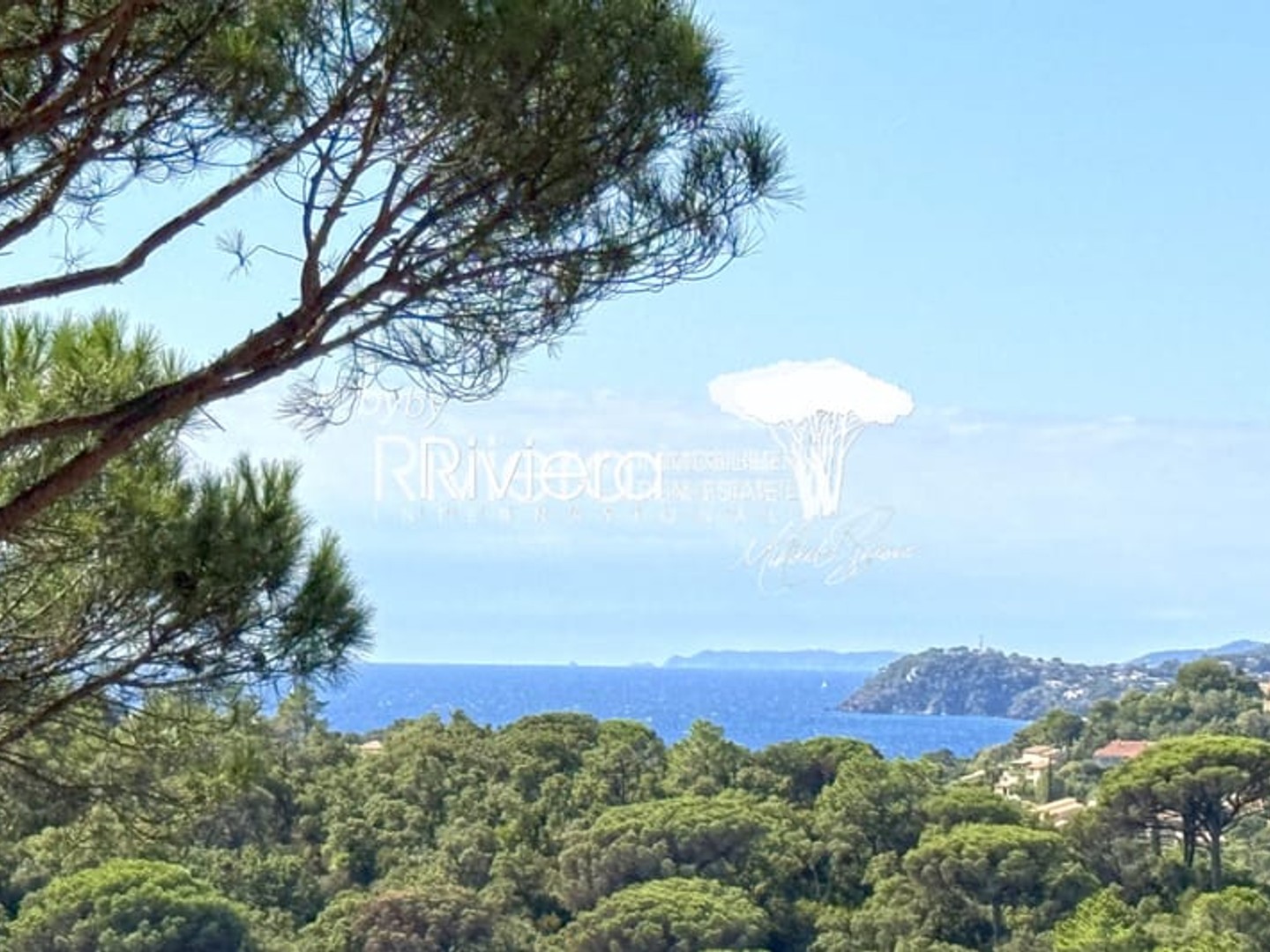 GIGARO - Propriété contemporaine avec piscine et vue mer
