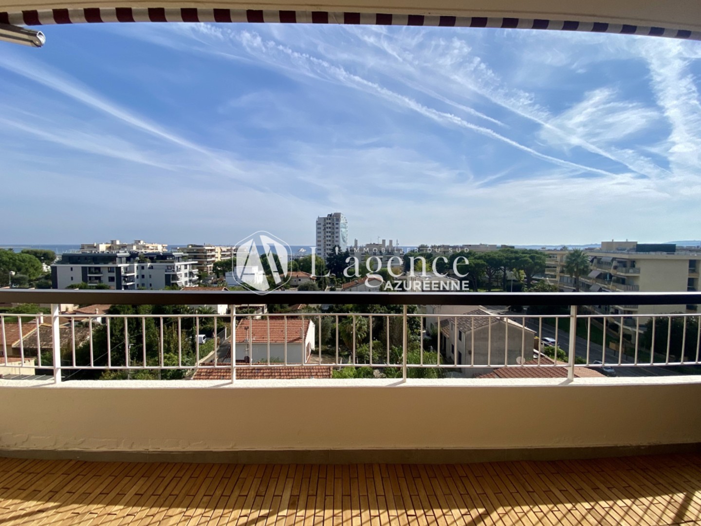 LES VESPINS : APPARTEMENT 4 PIÈCES DERNIER ÉTAGE VUE MER