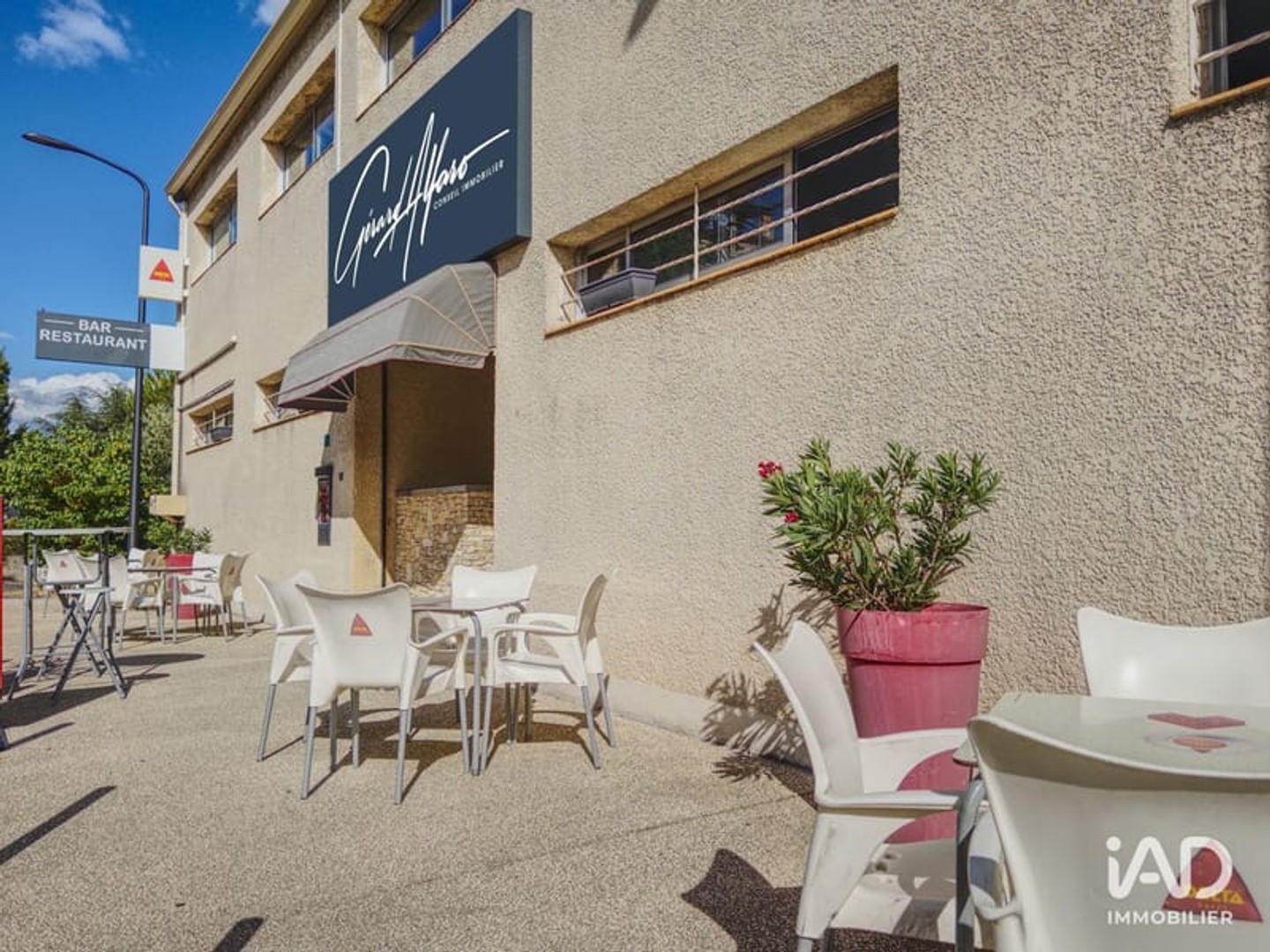 Immeuble commercial 900 m²
