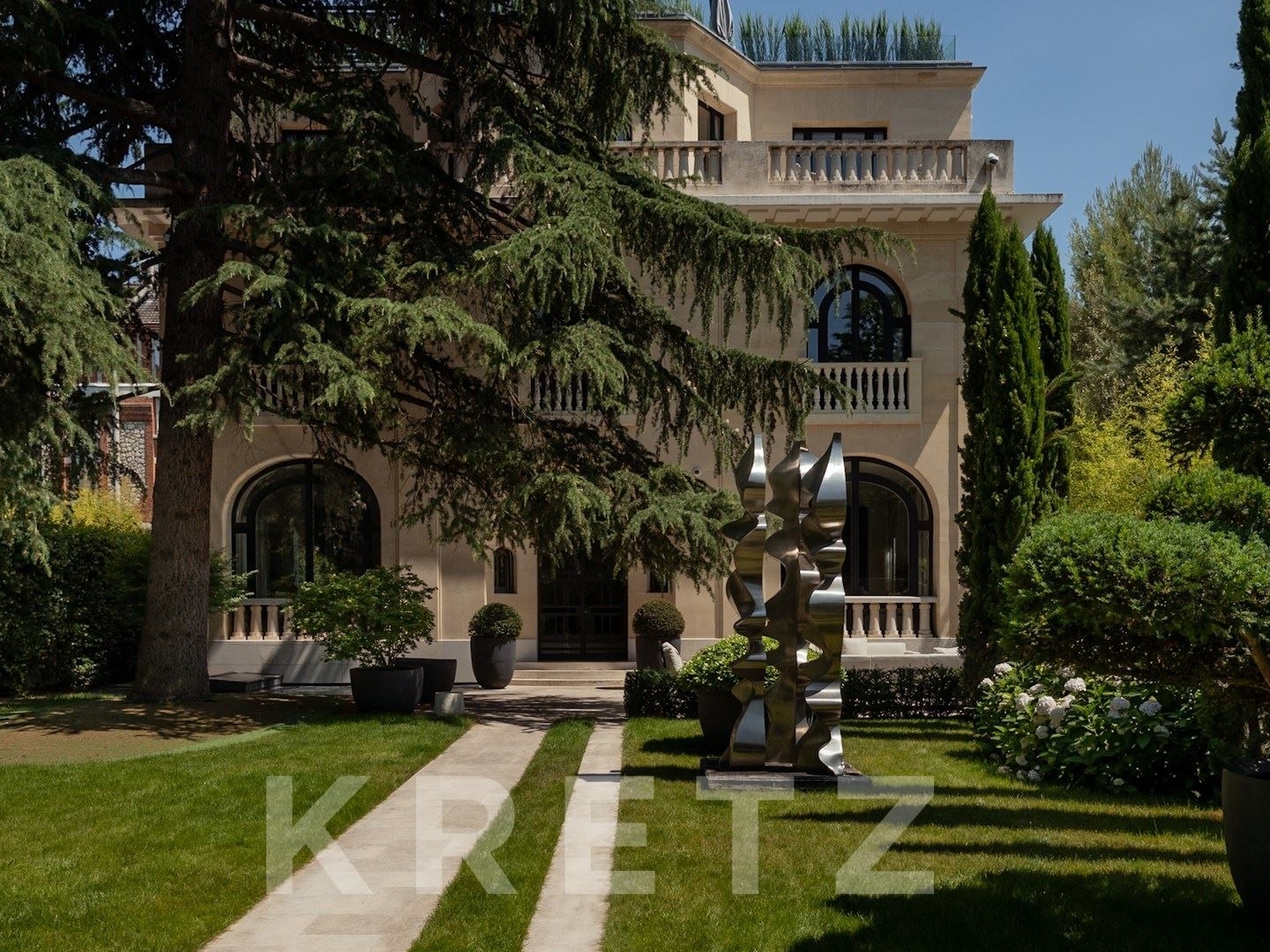 Hôtel particulier Art Deco d'environ 750m2 entièrement rénové avec jardin de 800m2