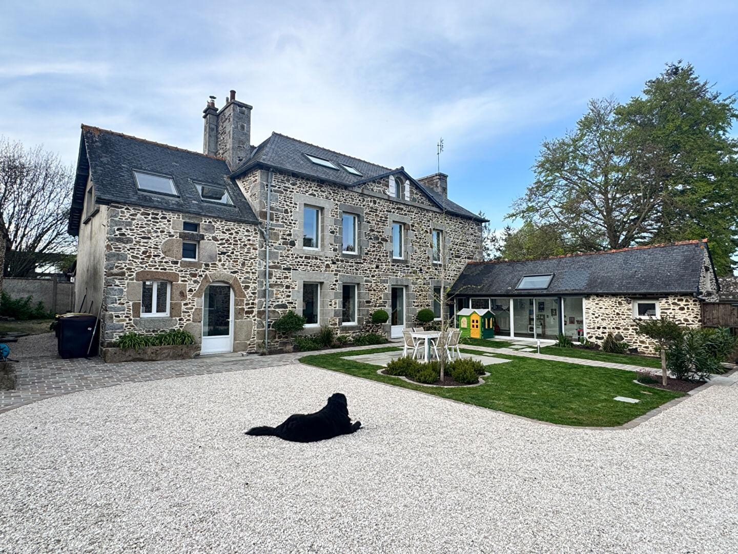 Demeure d'exception en pierres et gîte indépendant