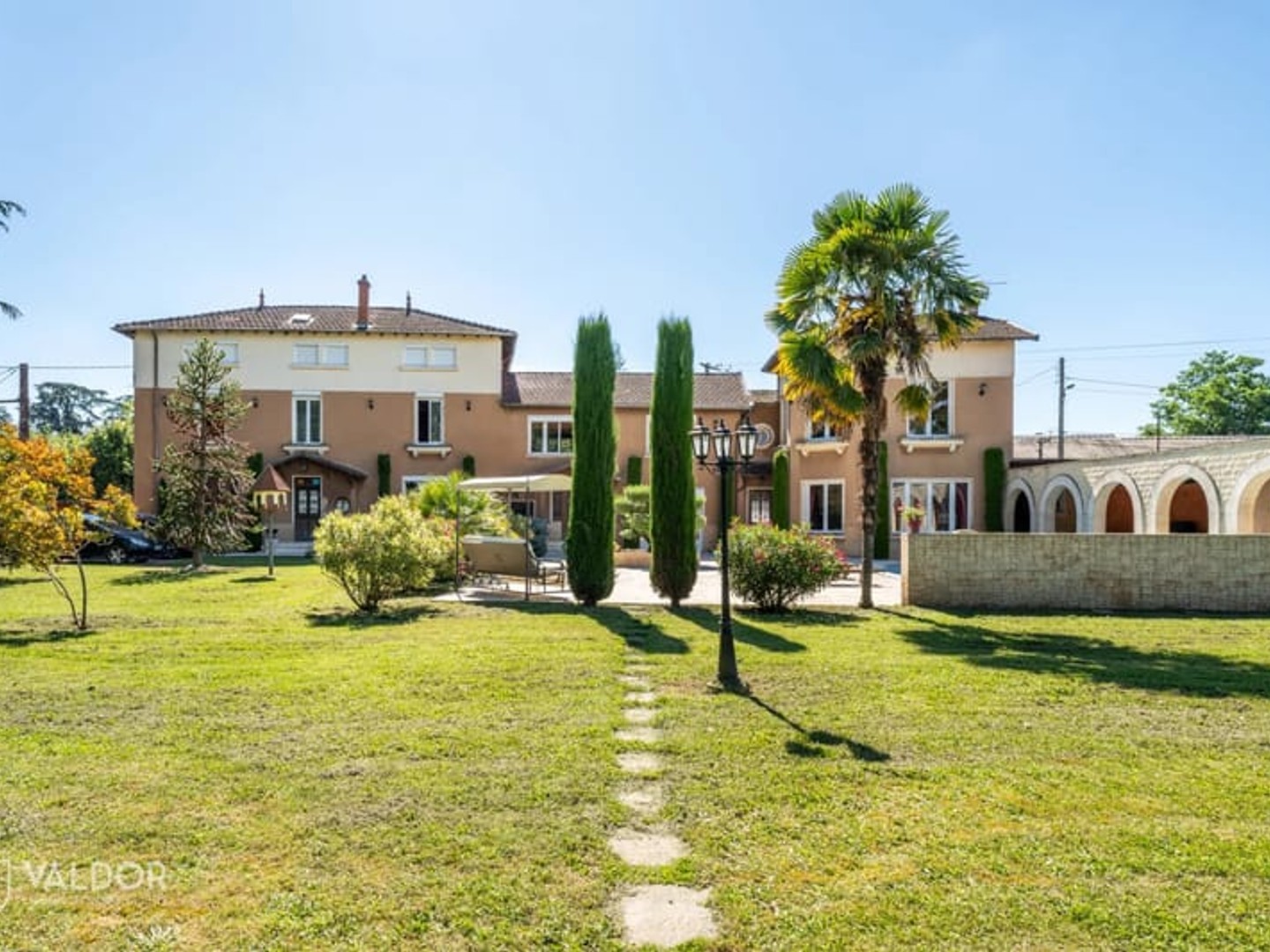 Propriété de 530 m² , idéal 2 ou 3 logements, entre Chasselay et