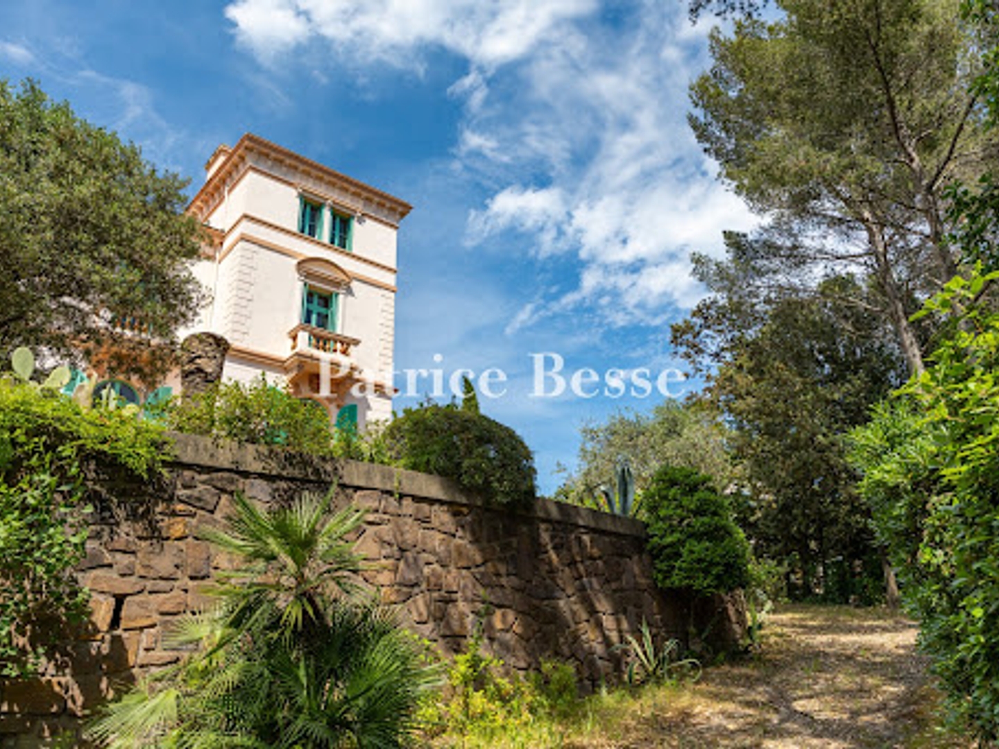 Maison à vendre - 20 pièces - 512m2 - Saint-Raphaël (83700)