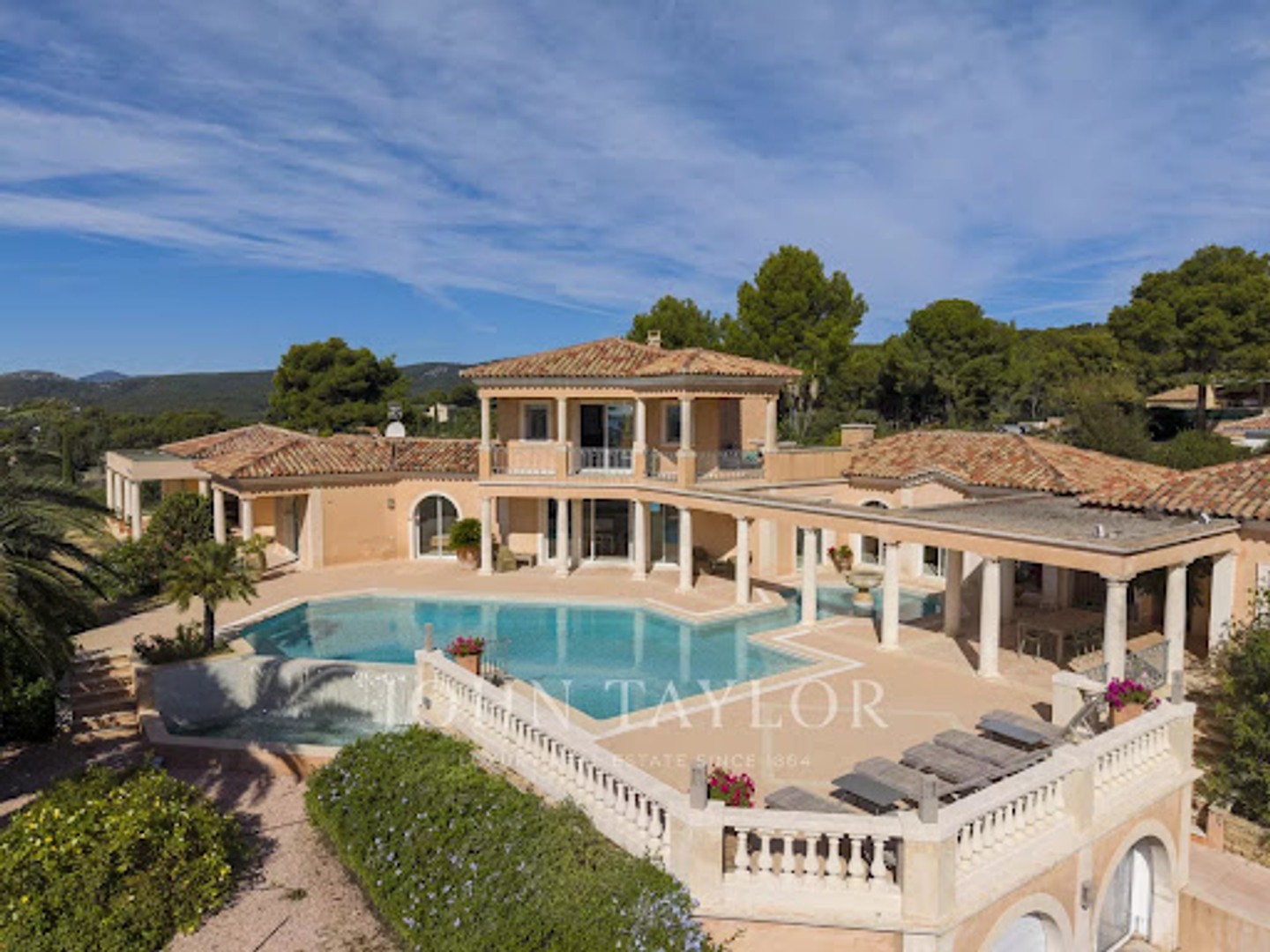 Propriété 301 m²