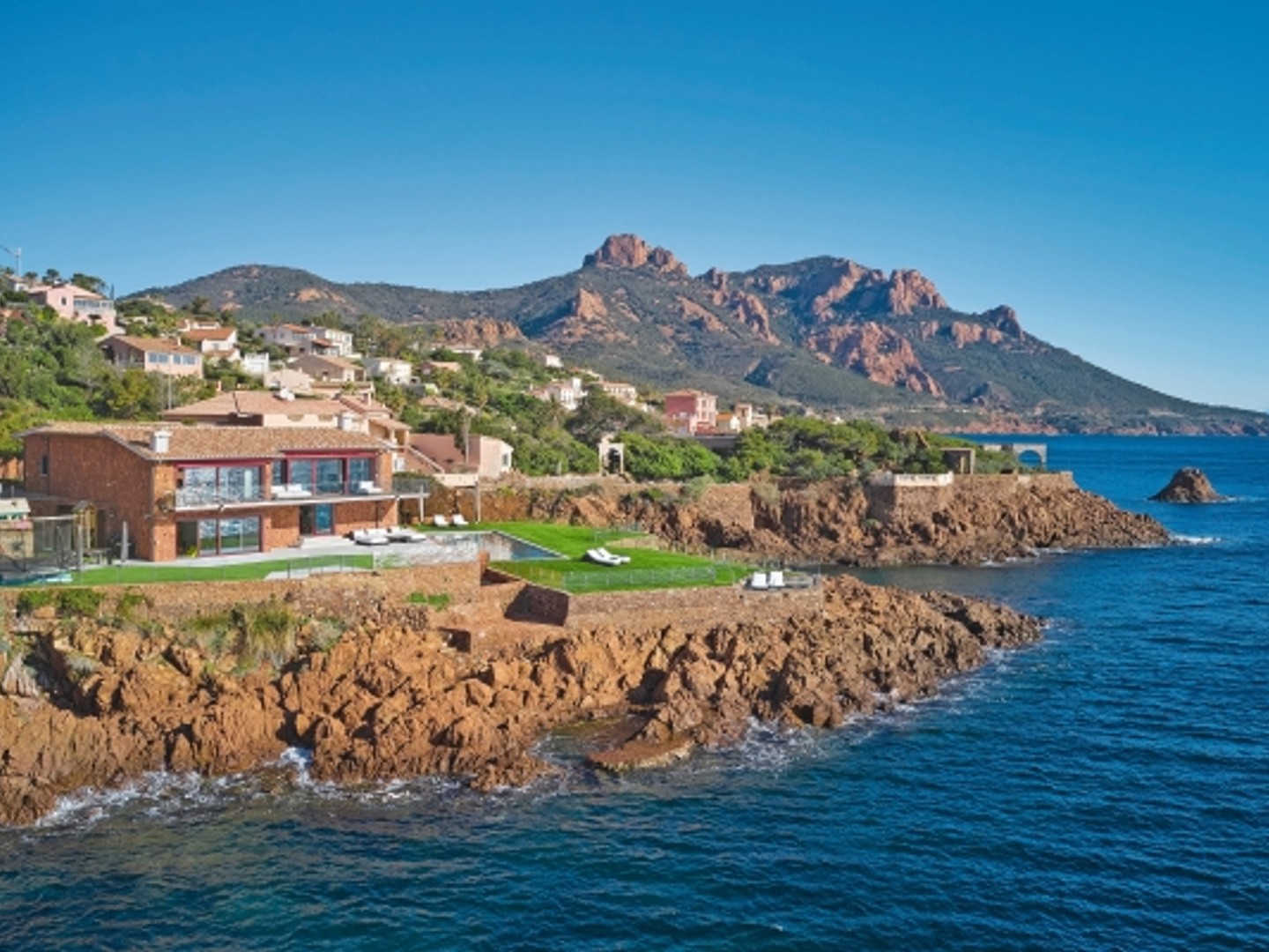 VILLA NEUVE PIEDS DANS L'EAU
