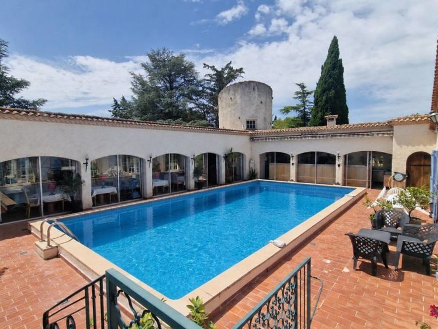 Maison à vendre - 570m2 - Nîmes (30000)