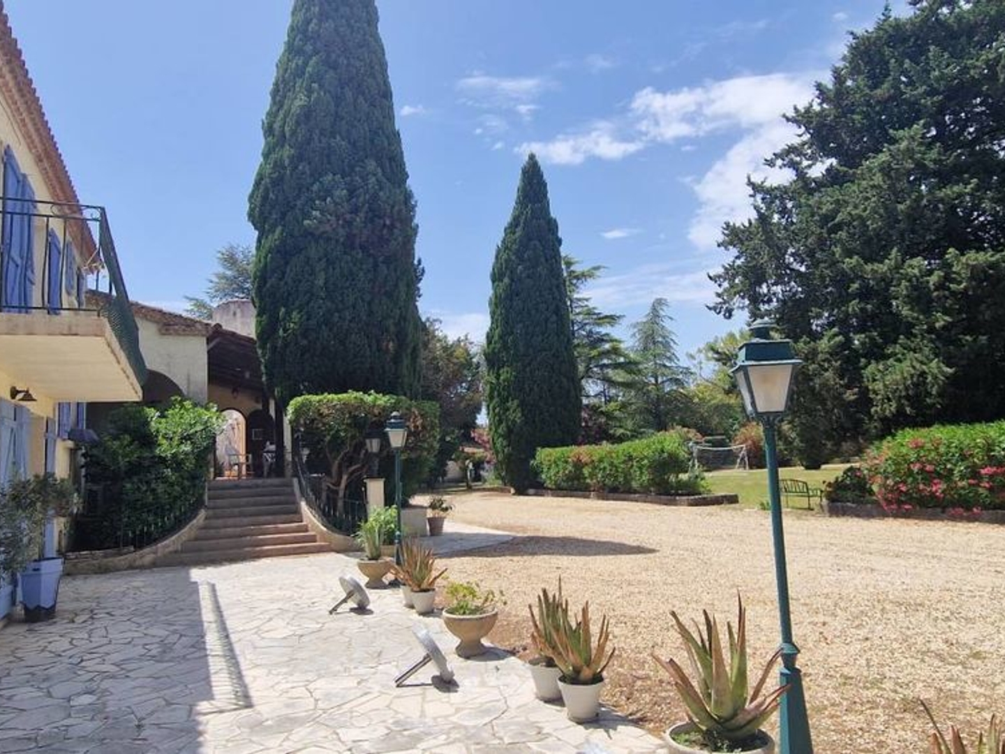 Maison à vendre - 570m2 - Nîmes (30000)
