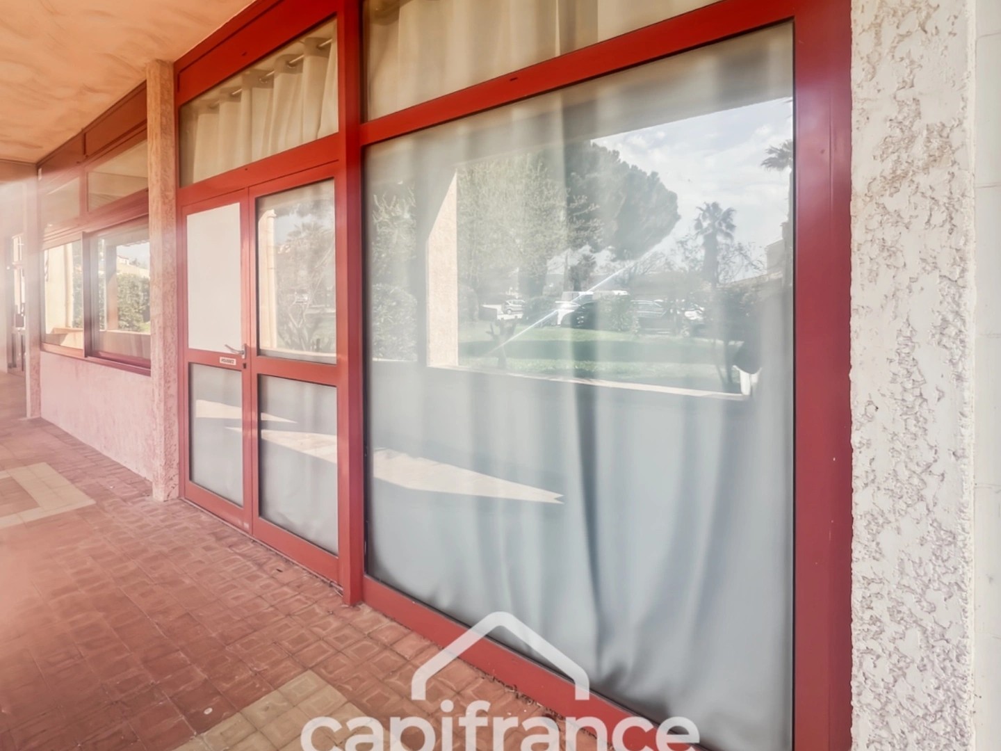 Magasin à vendre - 2 pièces - 32m2 - La Londe-Les-Maures (83250)