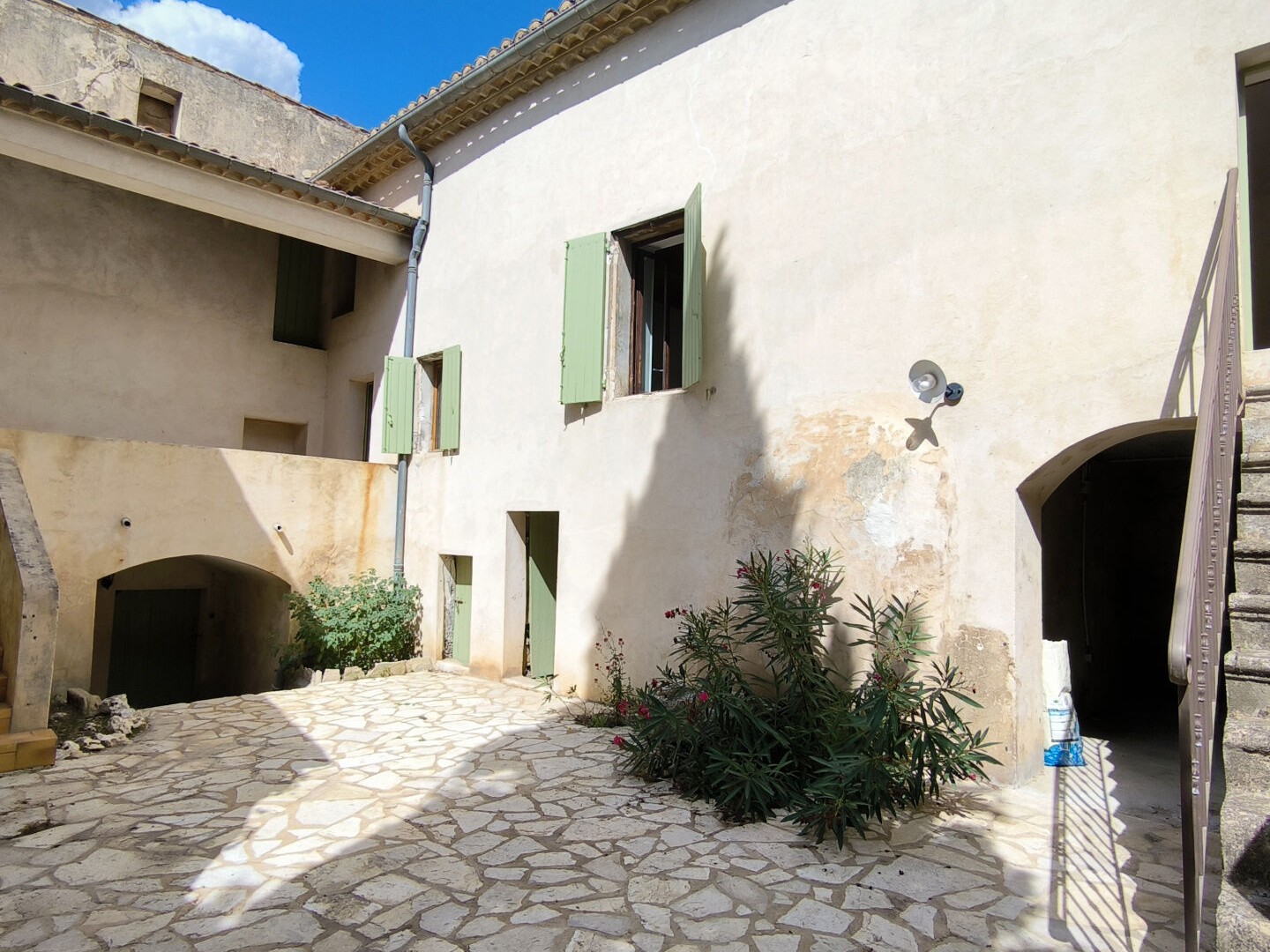 A 15 mn d'Uzès grande maison de village rénovée avec cour
