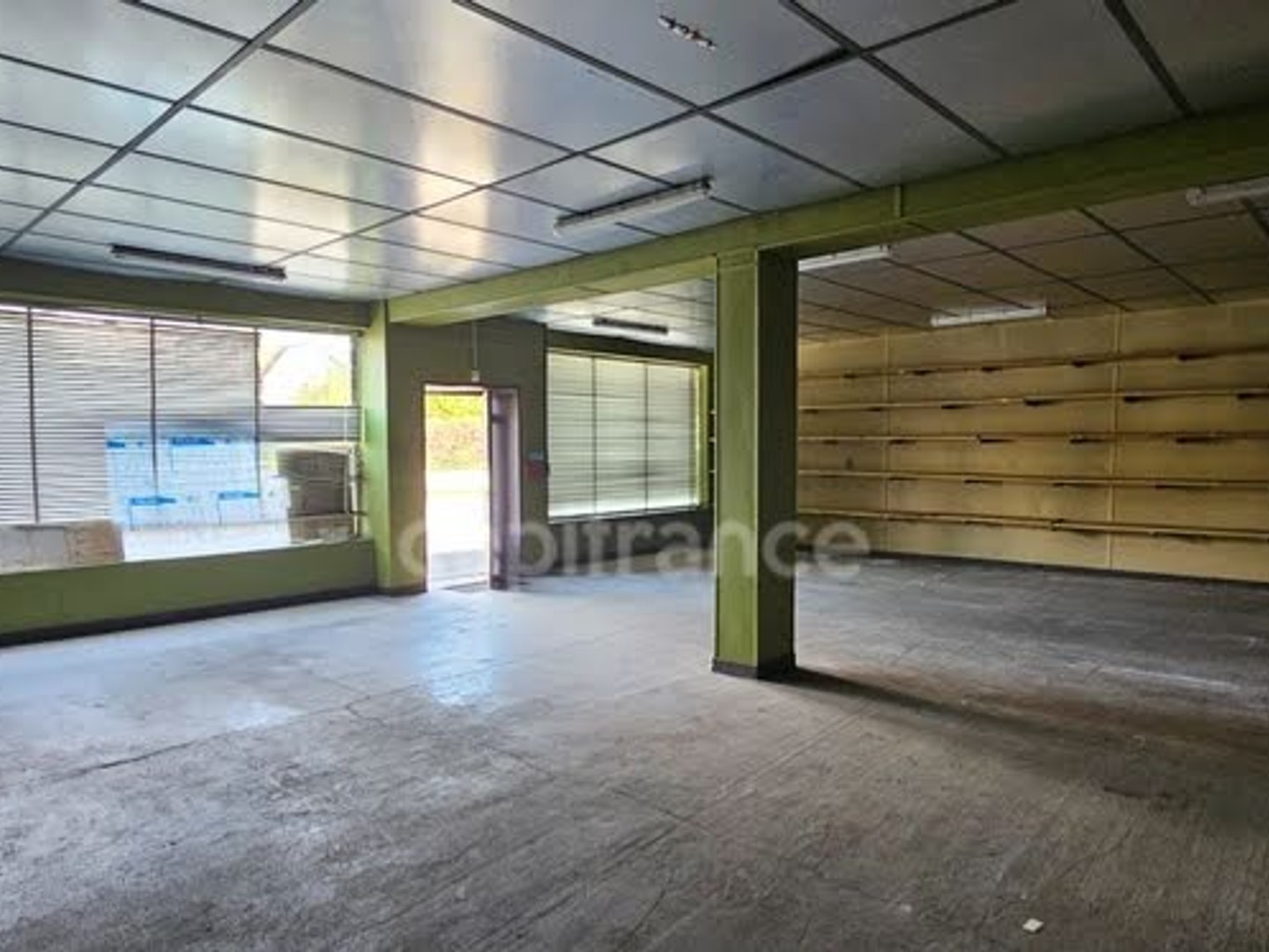 Locaux à vendre - 12 pièces - 1300m2 - Lons-Le-Saunier (39000)