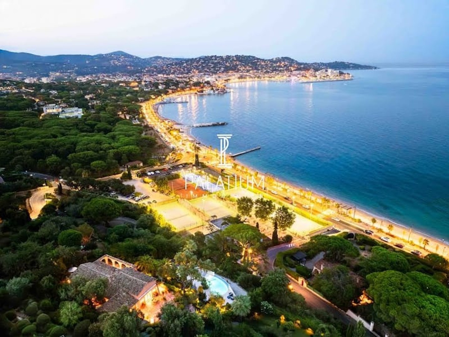 Maison à vendre - 10 pièces - 289m2 - Sainte-Maxime (83120)