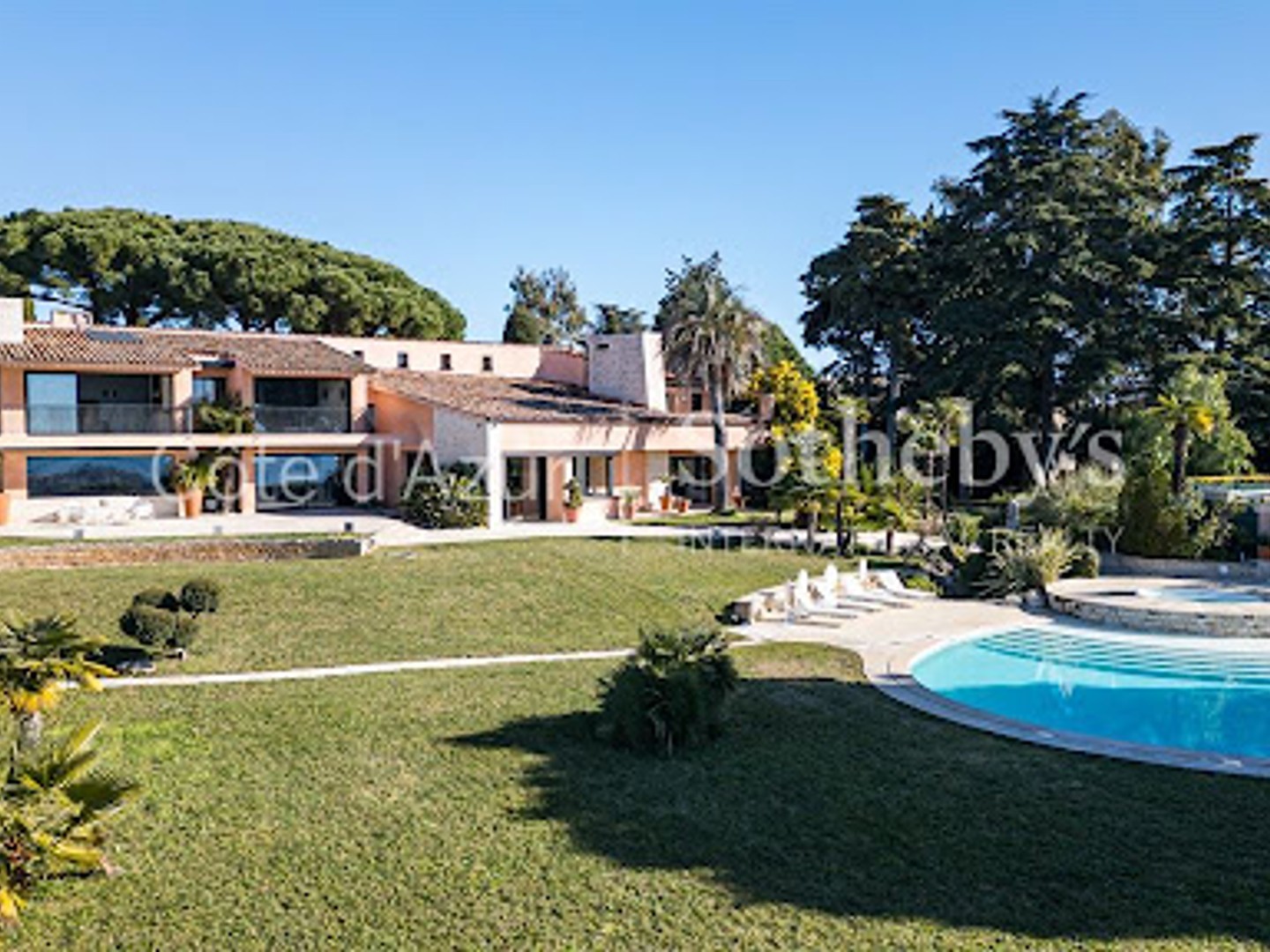 Villa 8 pièces 464 m²