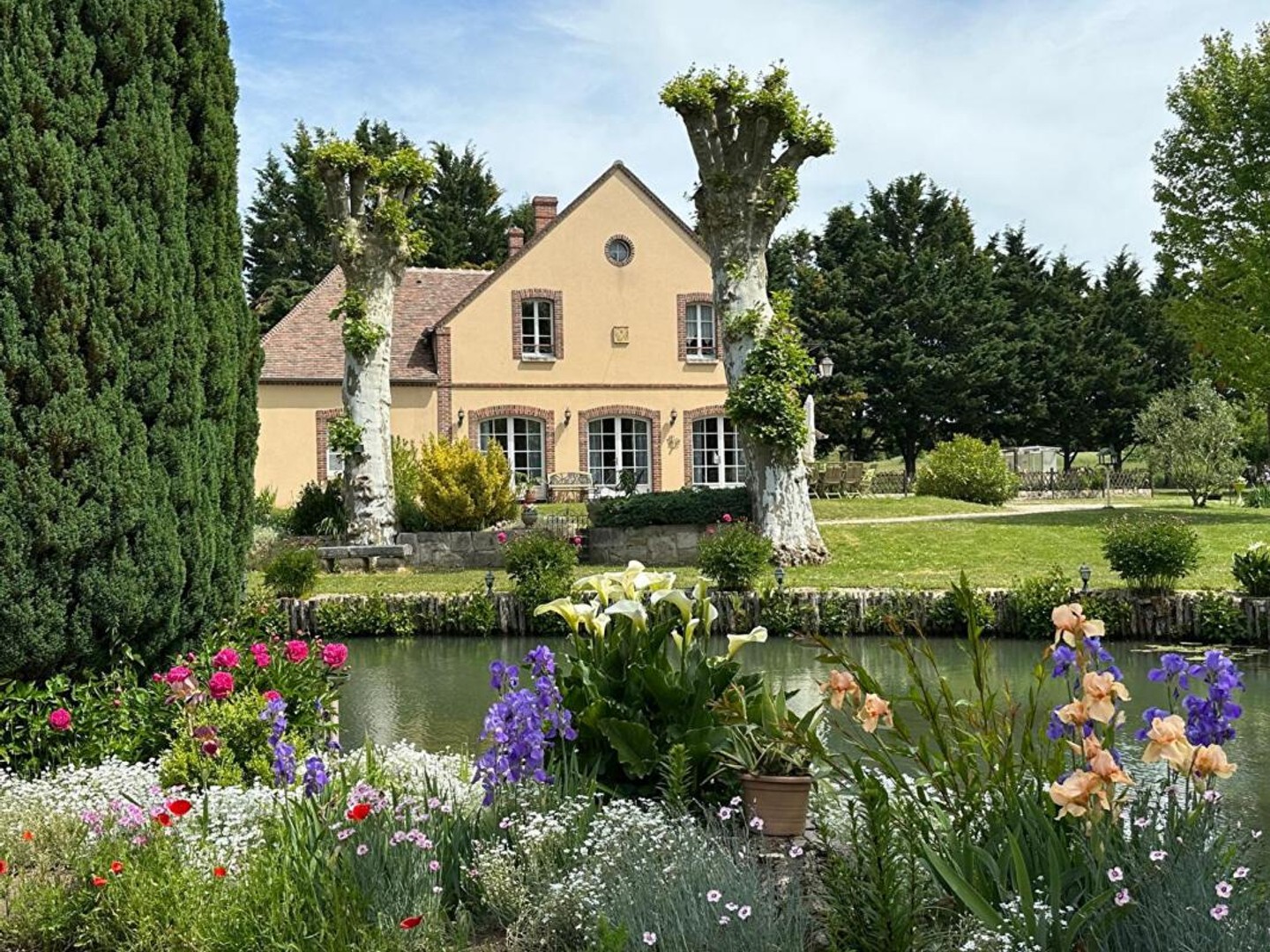 A VENDRE - INCROYABLE PROPRIETE, avec ETANG bordée par rivière sur plus de 4,5 Hectares