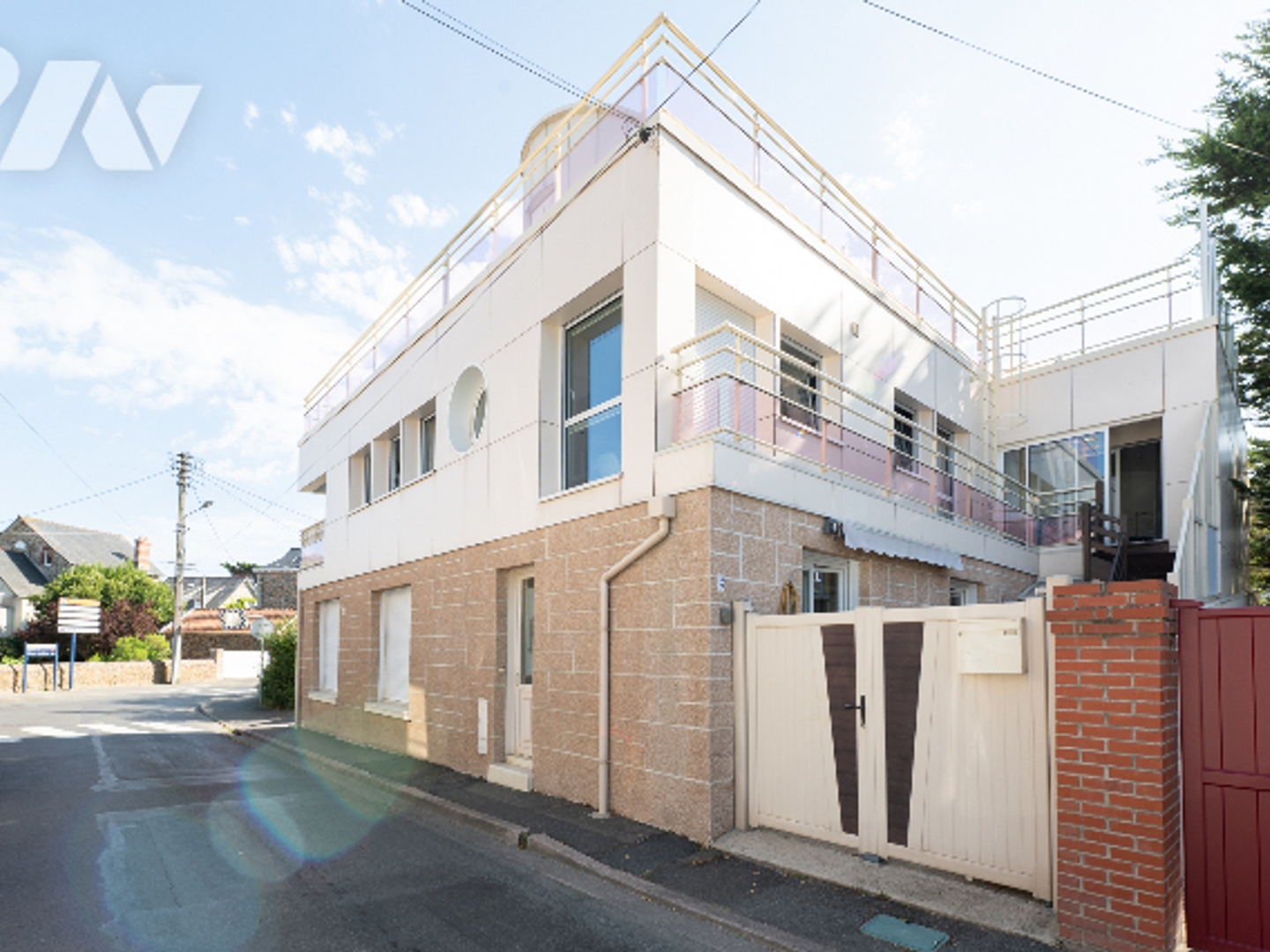 A découvrir, proche plage, ensemble immobilier divisé en trois logements avec terrasse en rooftop.