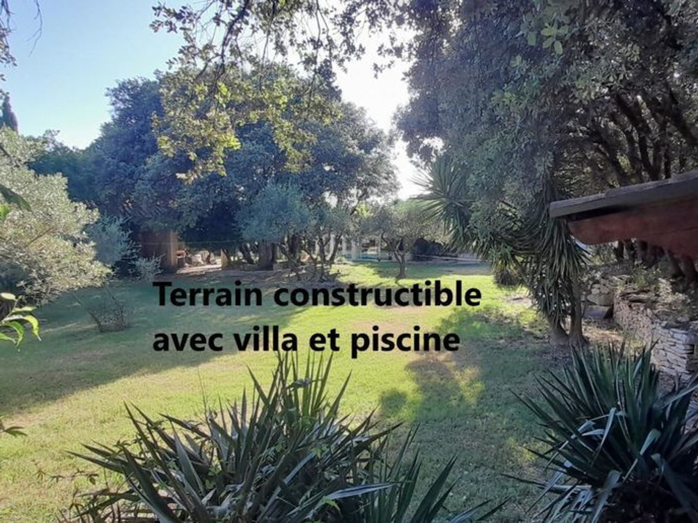 Terrain constructible avec villa et piscine