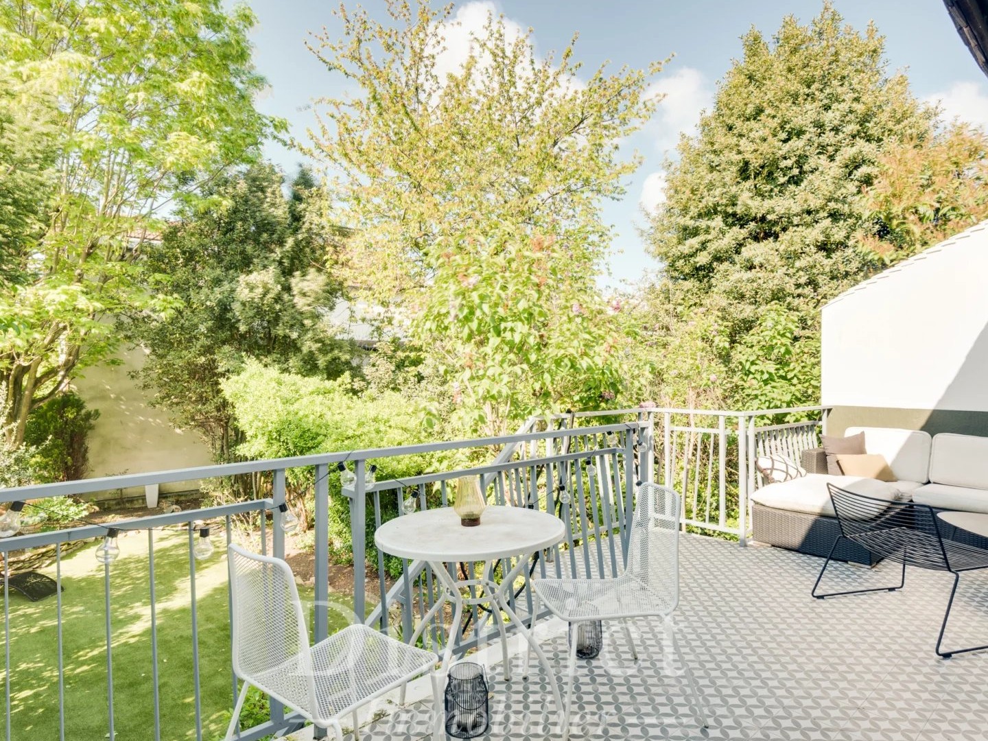 Les Hauts d'Issy-les-Moulineaux - Elégante maison de 198m². Triple réception, 4 chambres, studio indépendant. Terrasse de 20m², jardin de 100m². Garage.