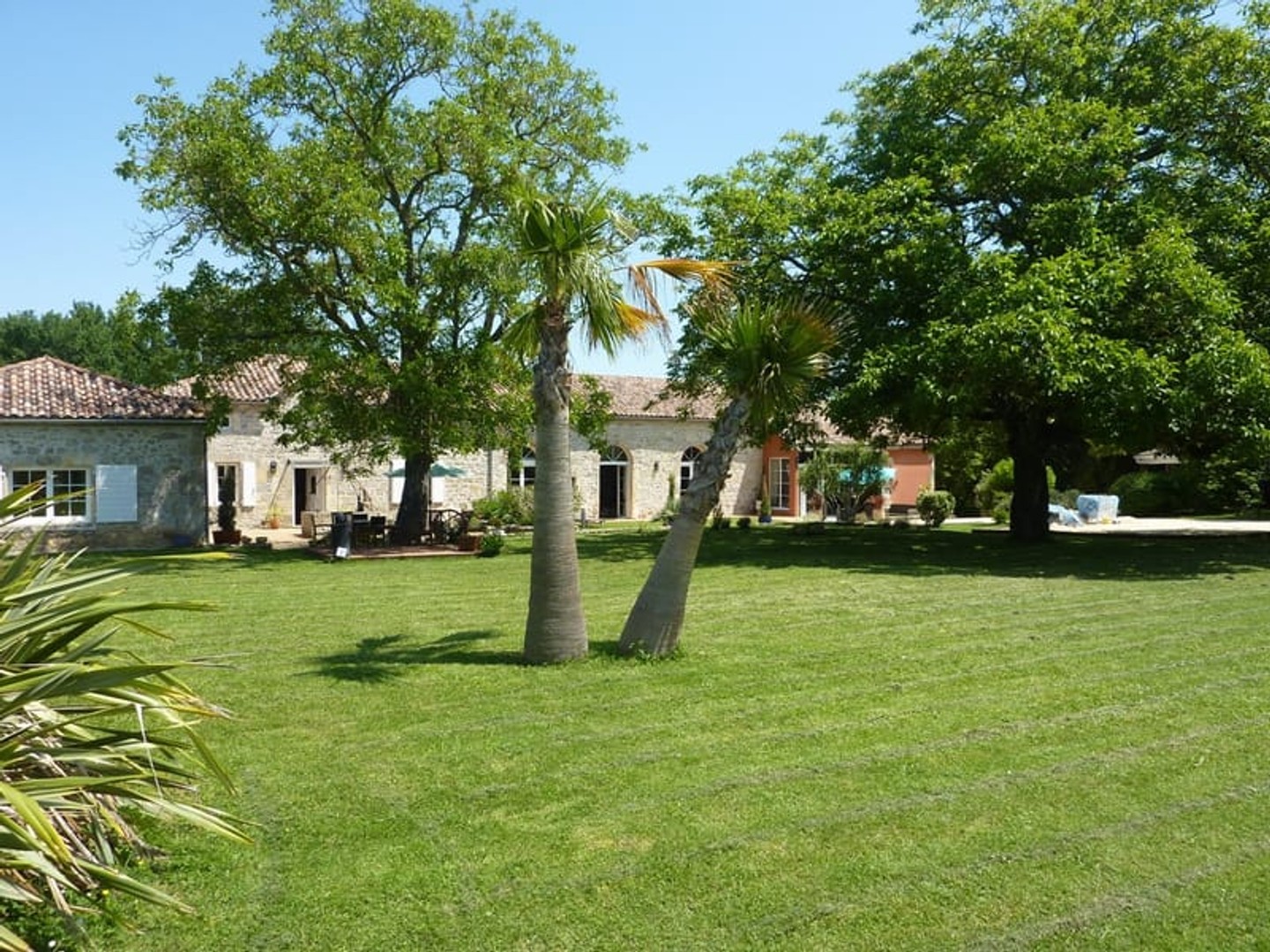 Maison avec piscine intérieure et terrasses et splendide vue