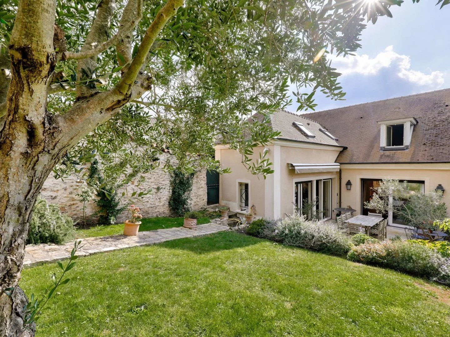 La Celle Saint-Cloud - LE BOURG - Maison à vendre - 250 m² - 4 chambres- Jardin + patio