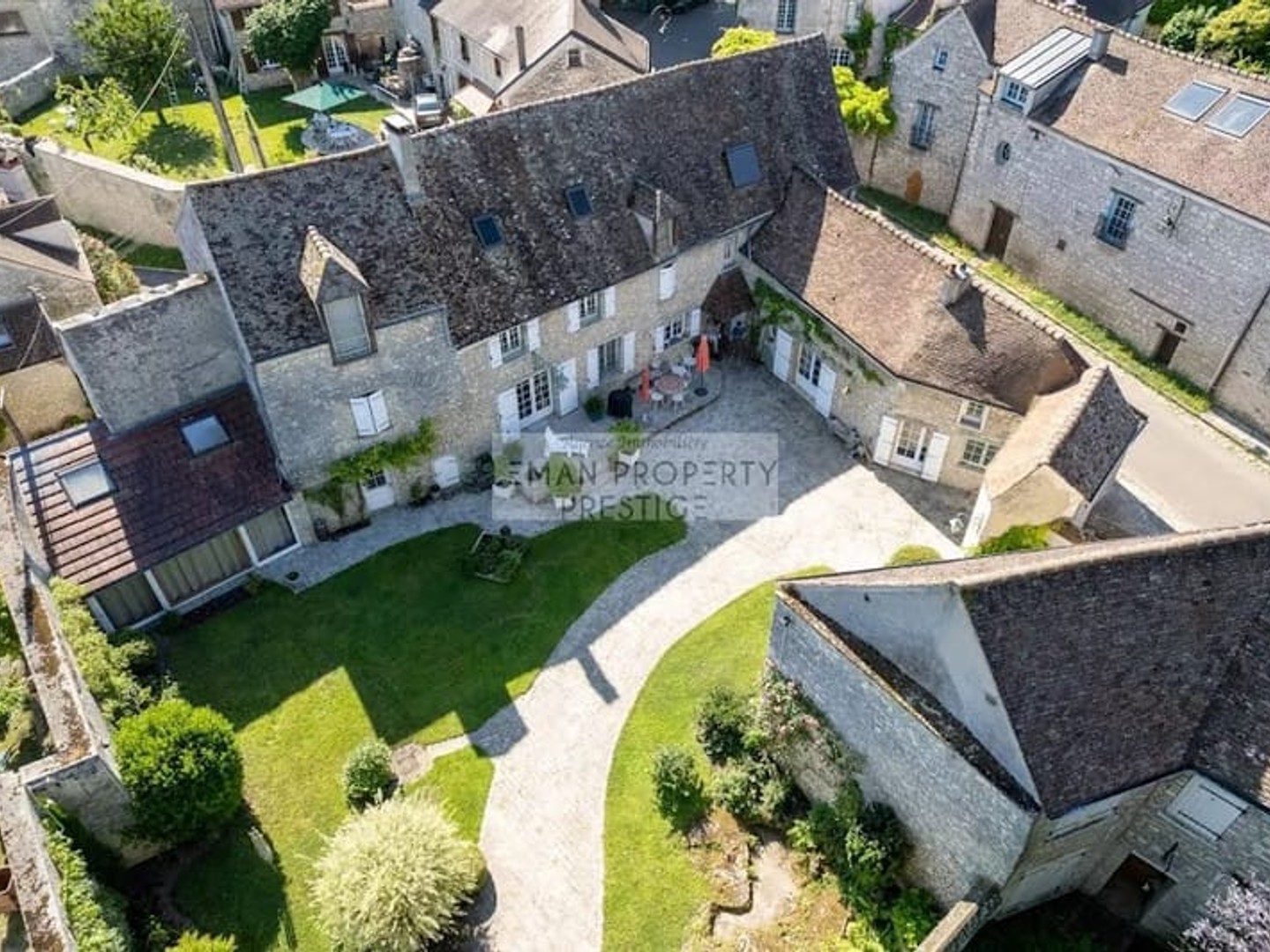 Maison 11 pièces 305 m²