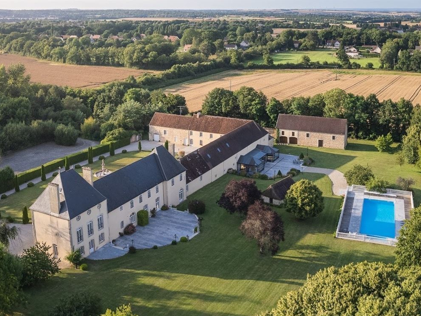 Vends manoir - 2200 m² - 30 pièces, 16 chambres - Falaise 14700