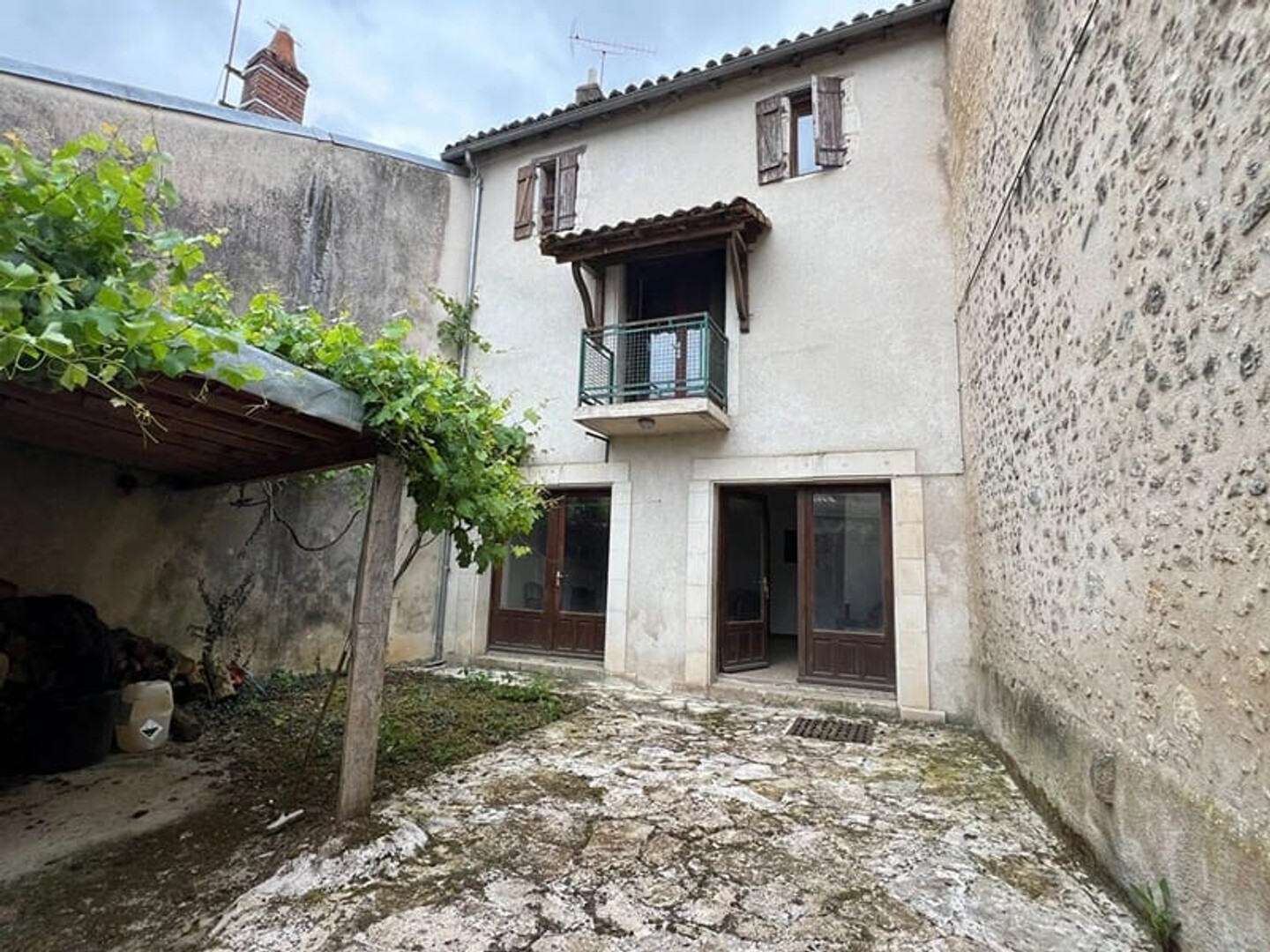 Maison à vendre - 6 pièces - 136m2 - Lussac-Les-Châteaux (86320)