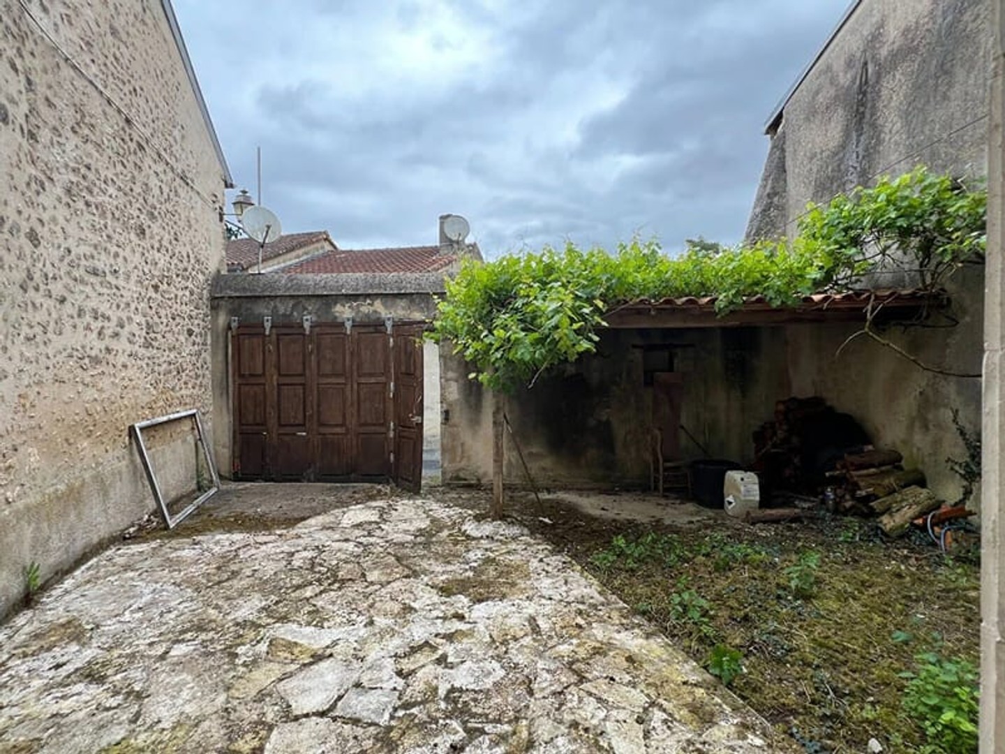 Maison à vendre - 6 pièces - 136m2 - Lussac-Les-Châteaux (86320)