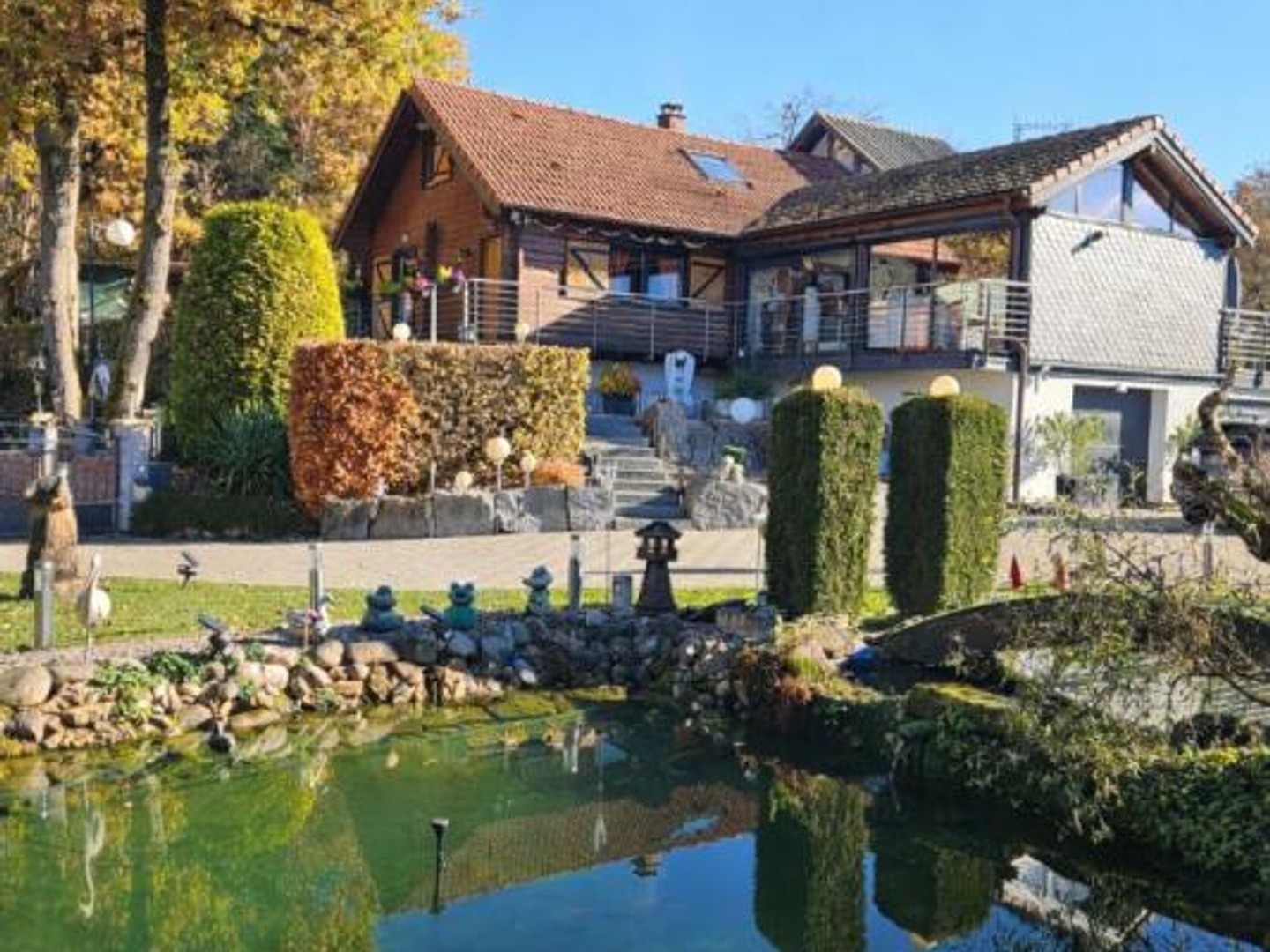 Propriété de loisirs avec piscine, jacuzzi, Sauna, plus de 3 400m2, 14 pièces 1 maison principale, 2 chalets, 1 mobil-home