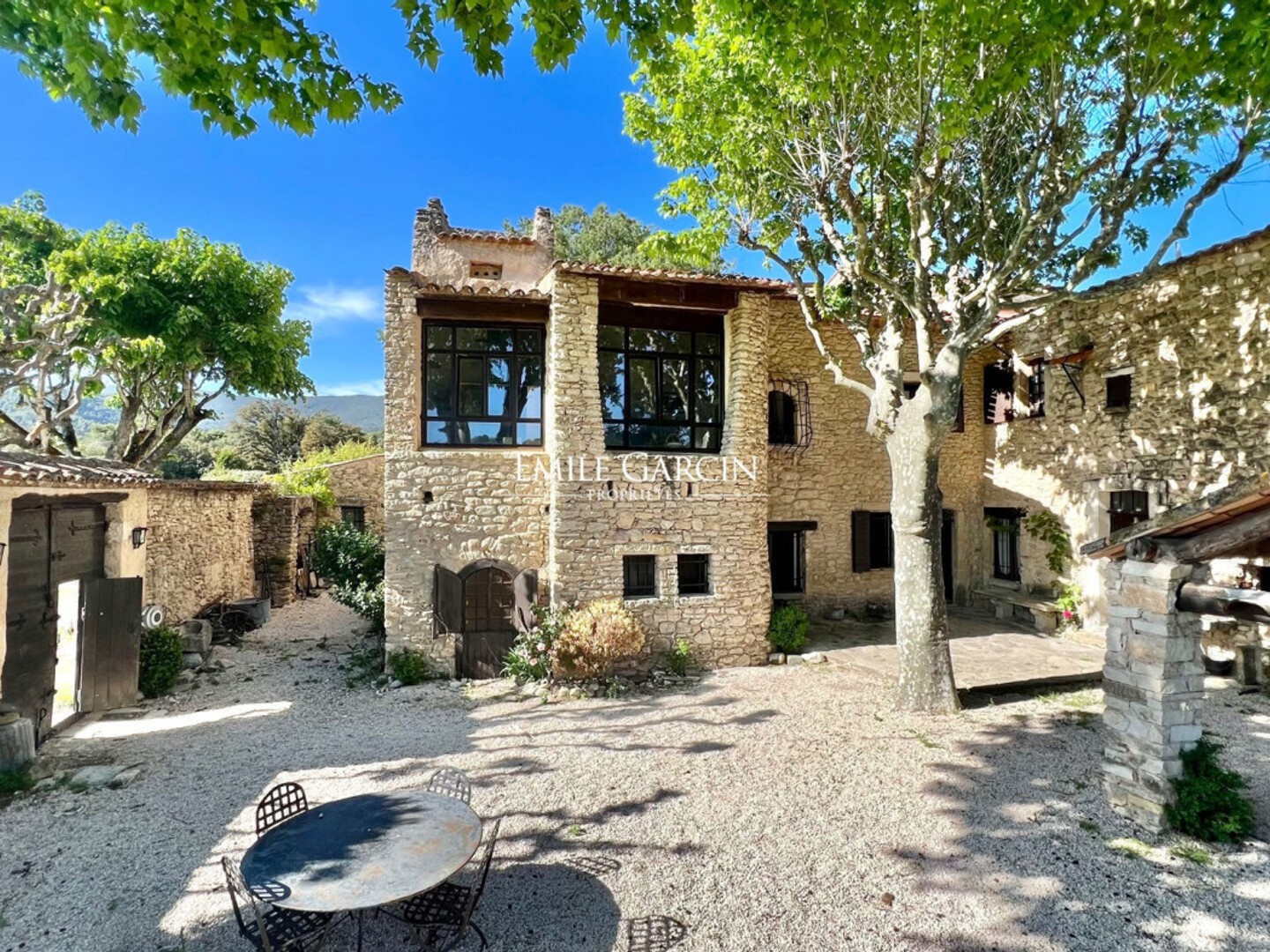 Maison à vendre - 15 pièces - 460m2 - La Tour-D'aigues (84240)