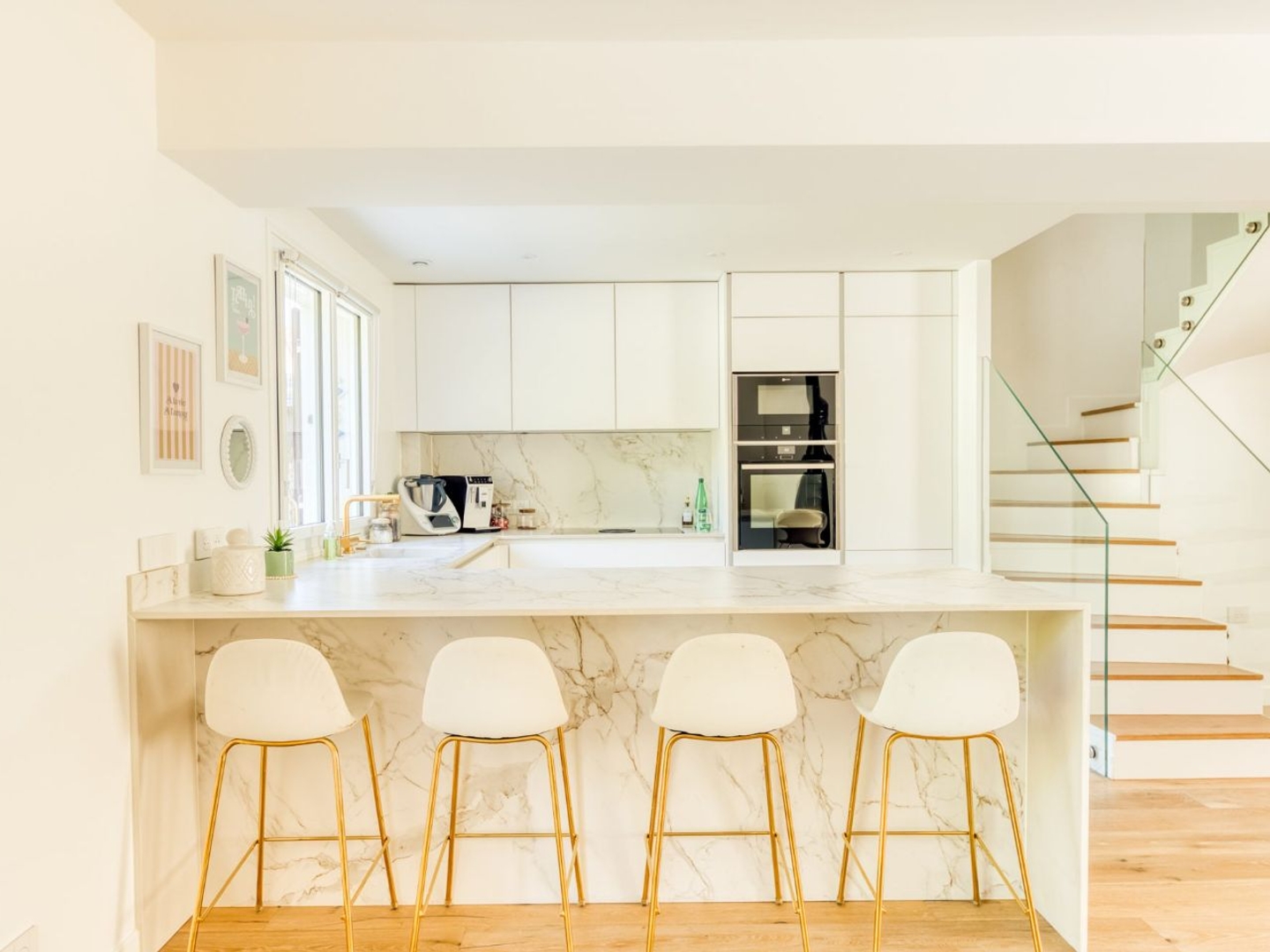 MAISON COMME NEUVE (2023) – Posez vos valises !