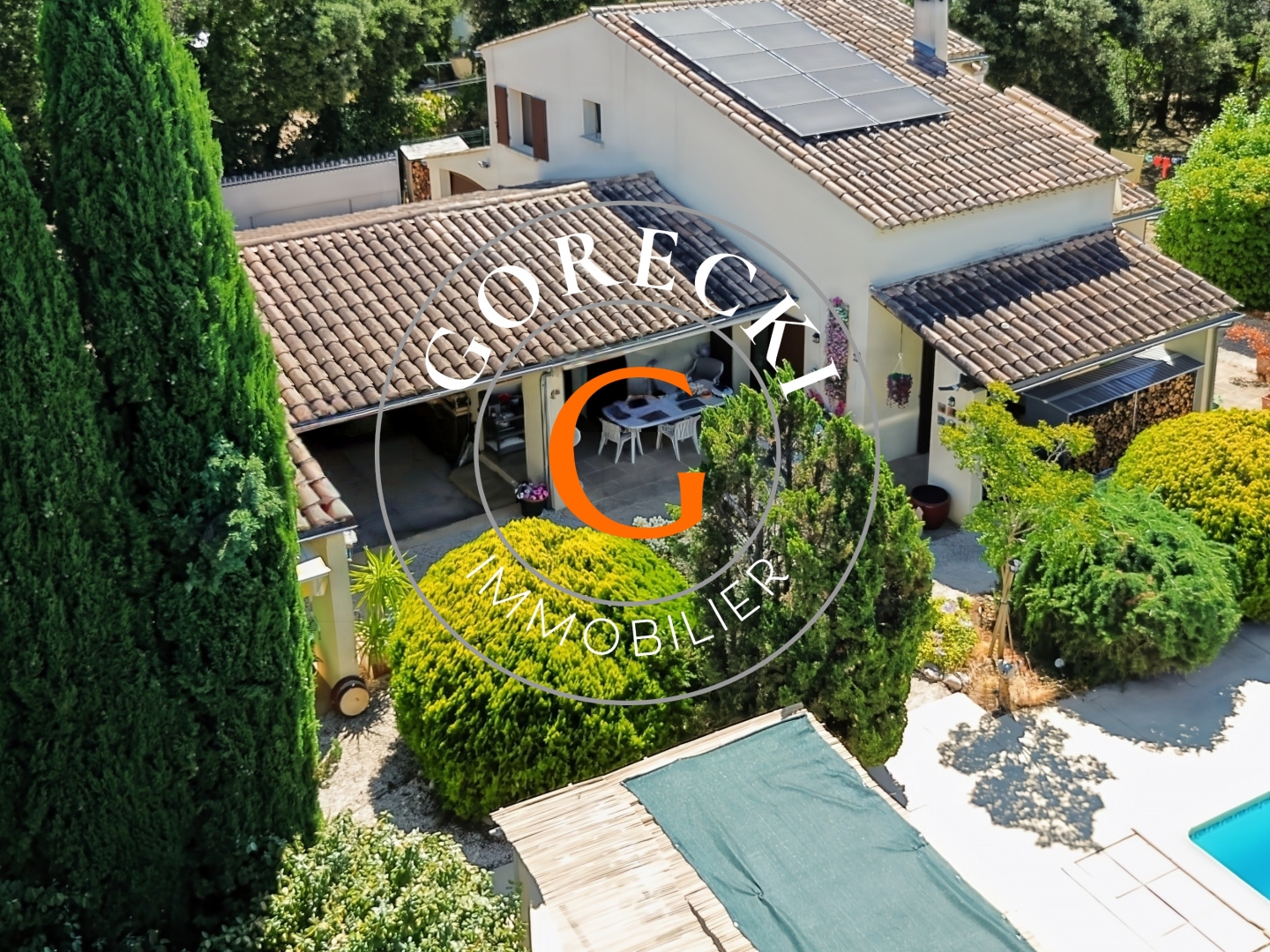 A vendre, vaste maison avec dépendances, à seulement 3 km d'Uzès.