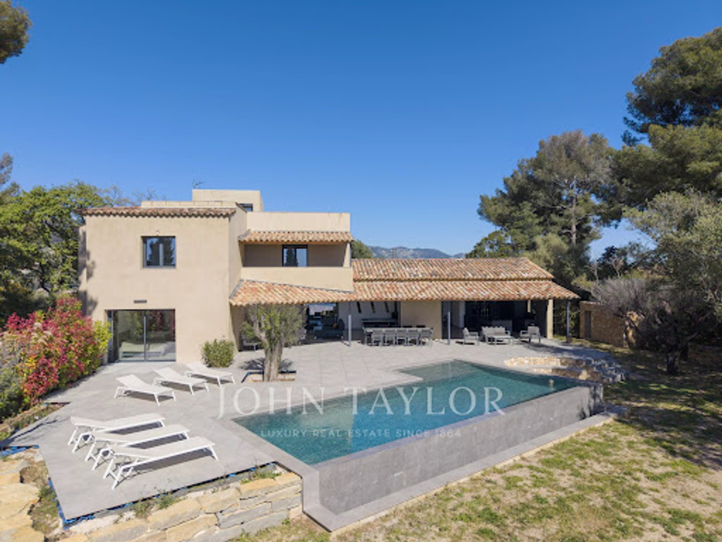 Villa 7 pièces 372 m²