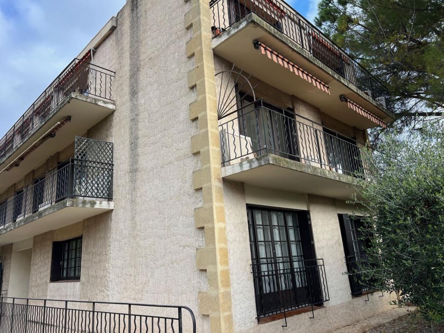 Appartement à vendre à Aix en Provence avec 2 garnd balcons, un garage et une vue sur la Sainte Victoire