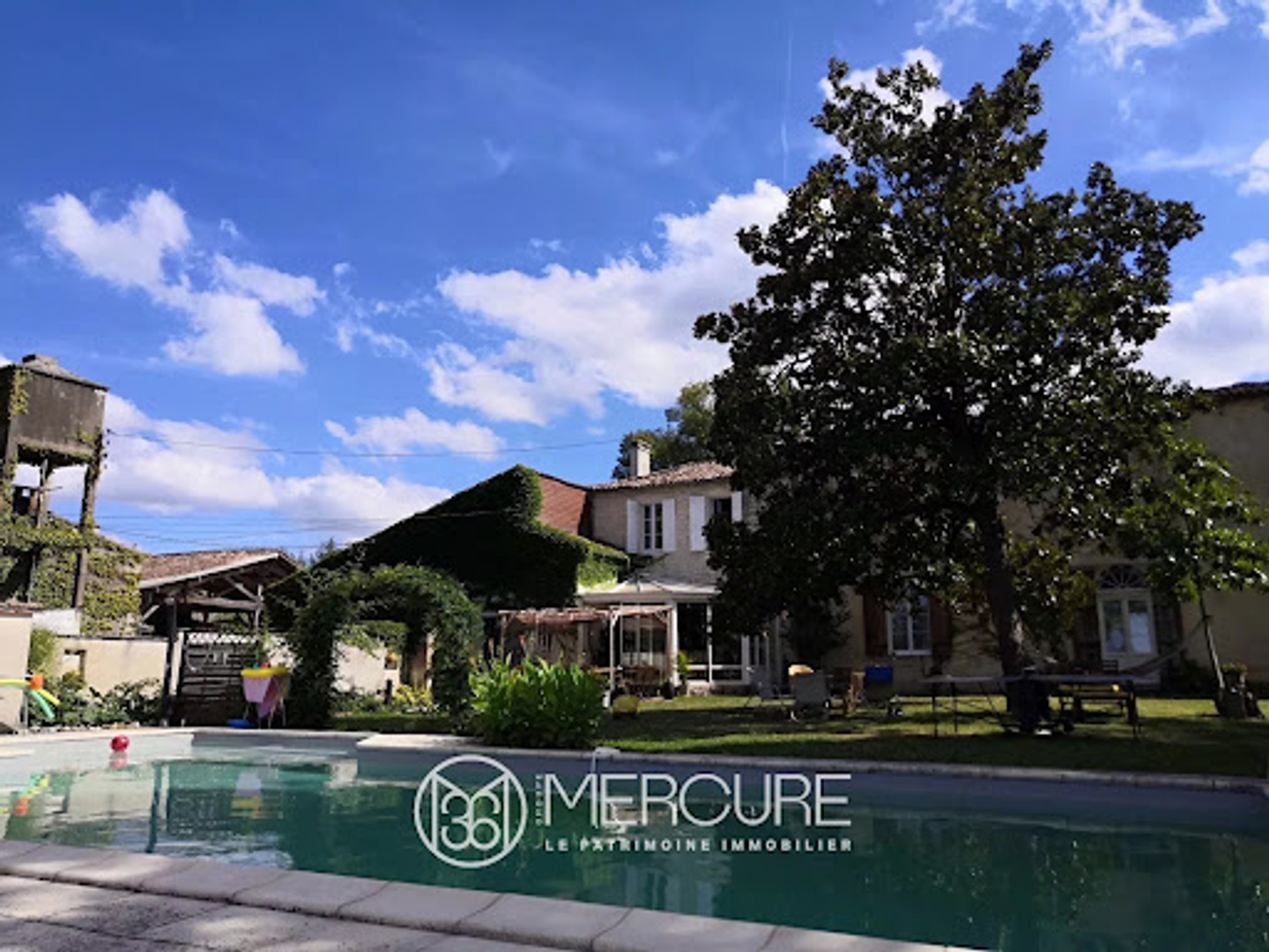 Maison à vendre - 15 pièces - 400m2 - Sainte-Foy-La-Grande (33220)