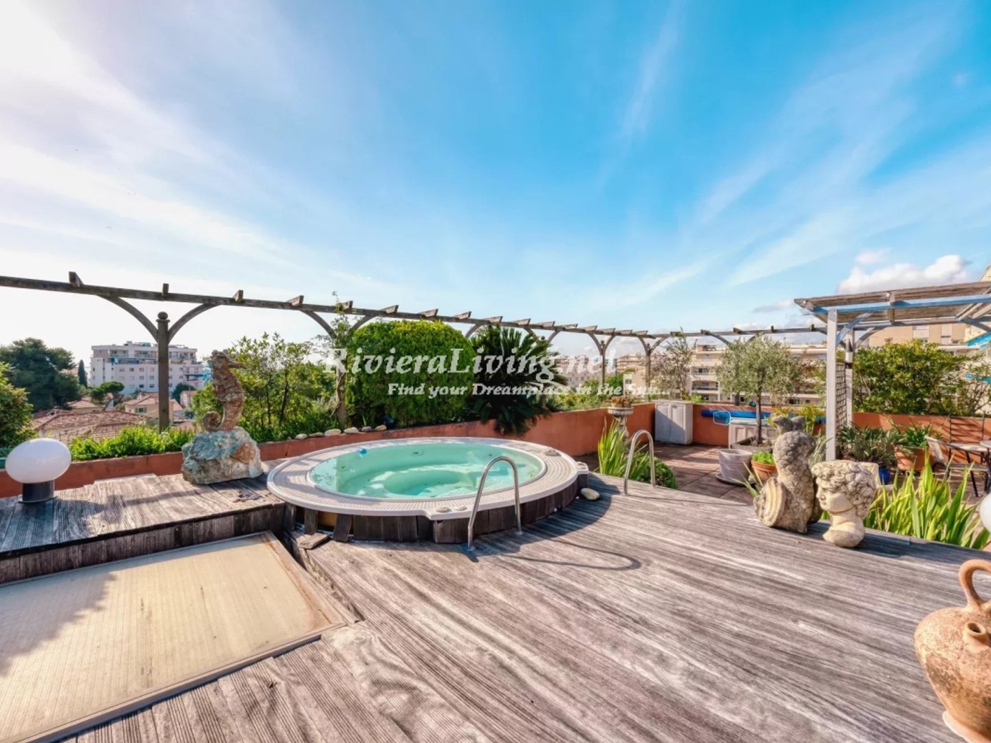 CAGNES SUR MER --- 3 PIECES AVEC GRANDE TERRASSE ET VUE MER