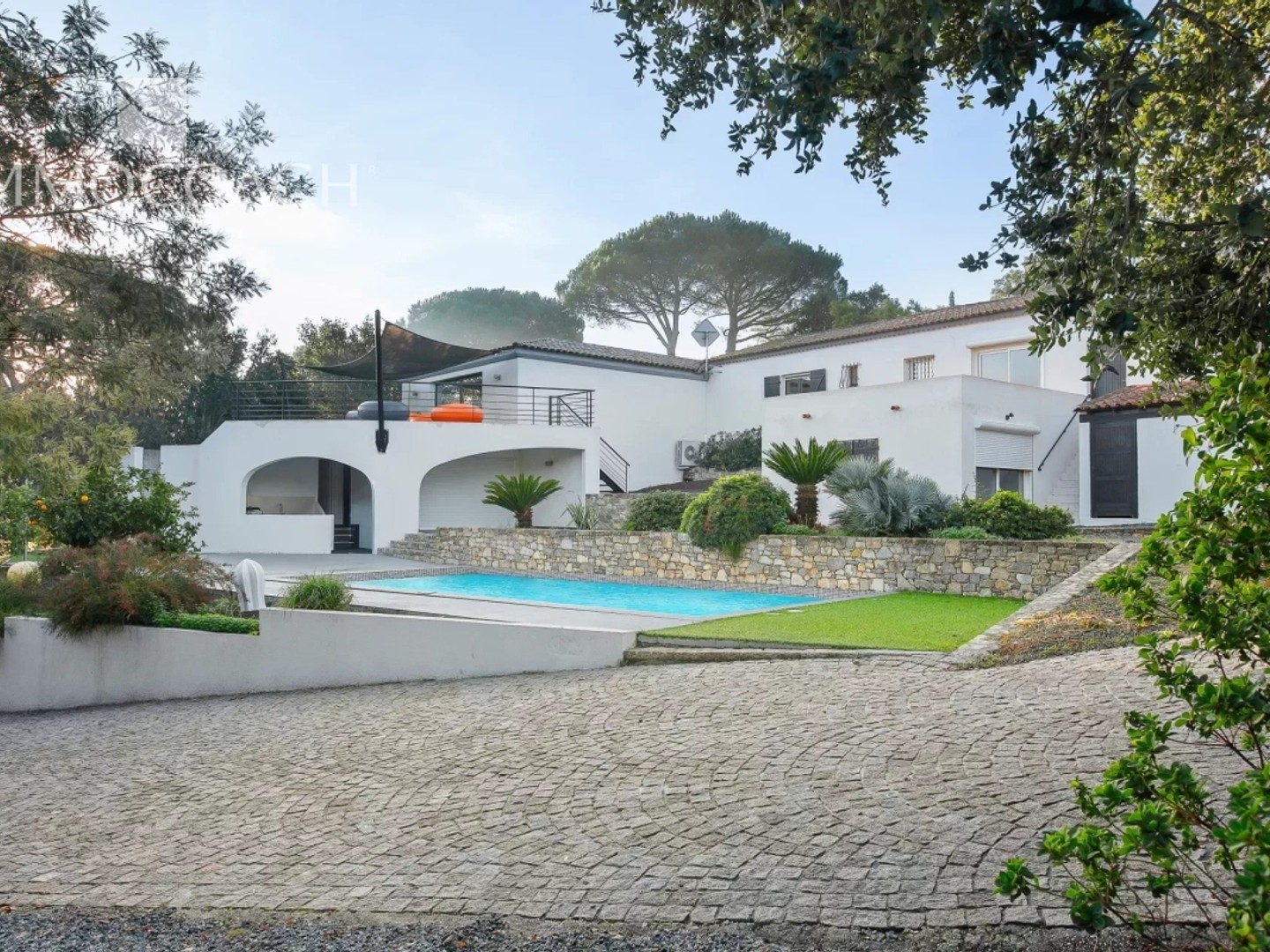 Propriété avec 2 maisons, piscine, garage