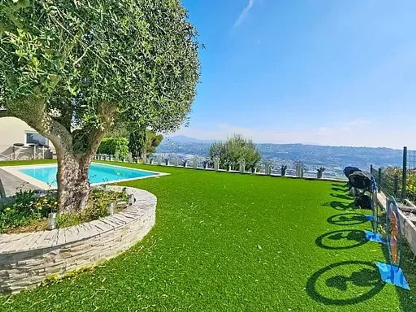 Maison à vendre - 8 pièces - 220m2 - Saint-Laurent-Du-Var (06700)