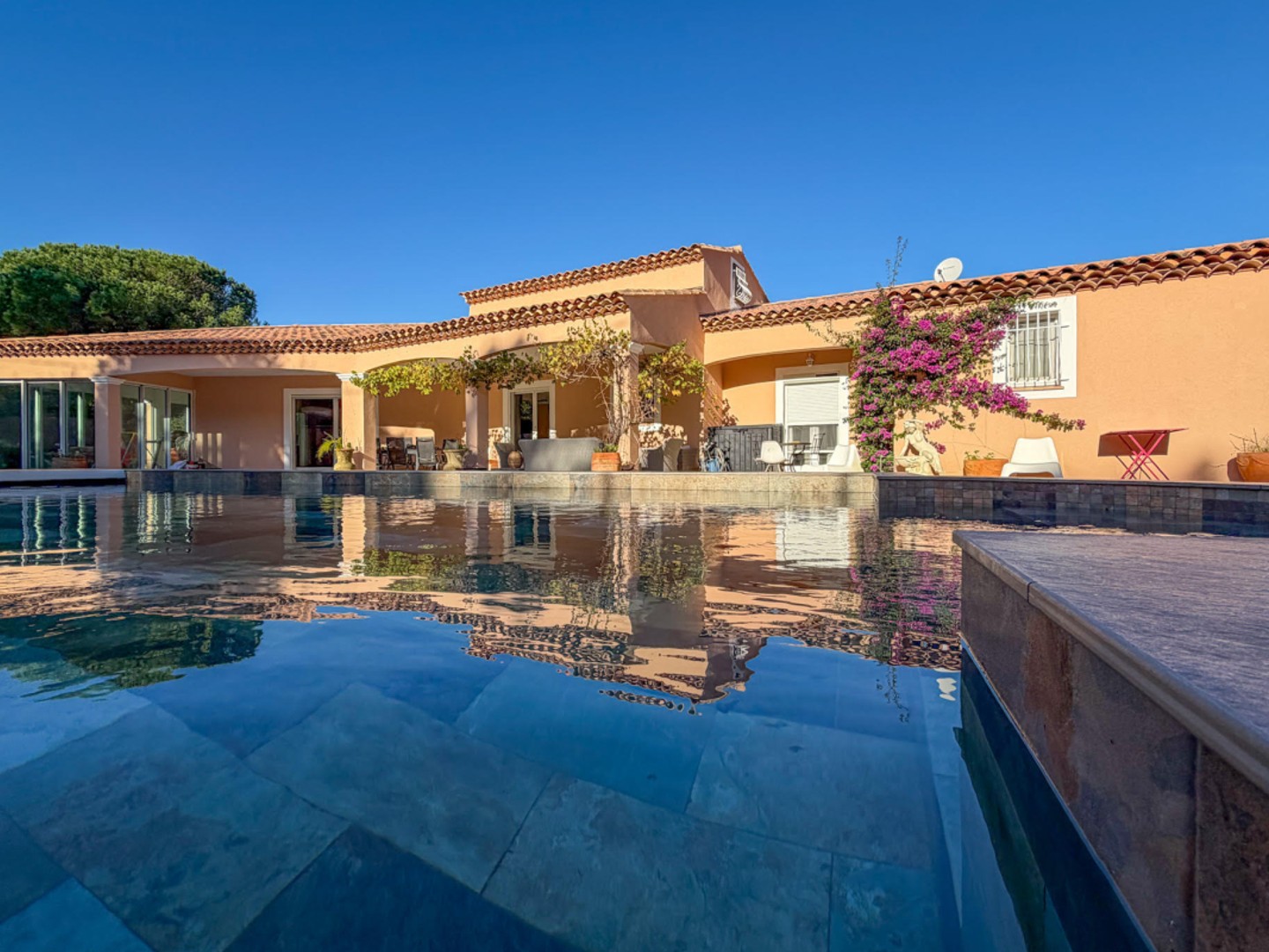 Quartier paisible, villa de 165 m2 avec piscine, terrain de