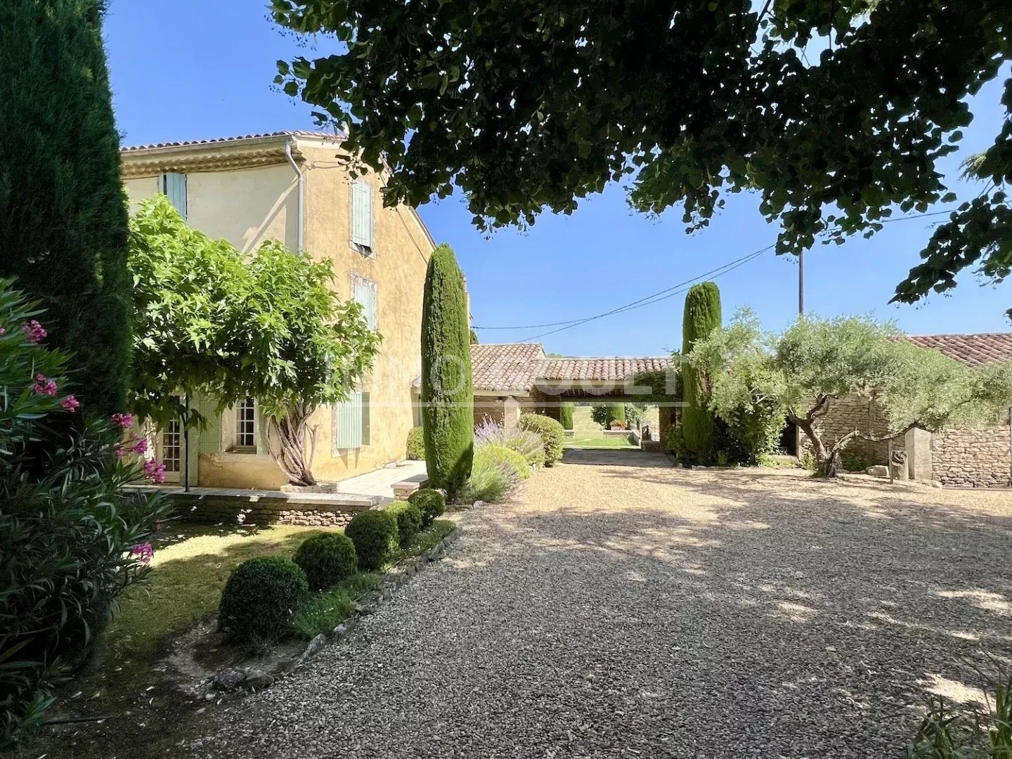 Maison à vendre - 300m2 - Cabrières-D'avignon (84220)