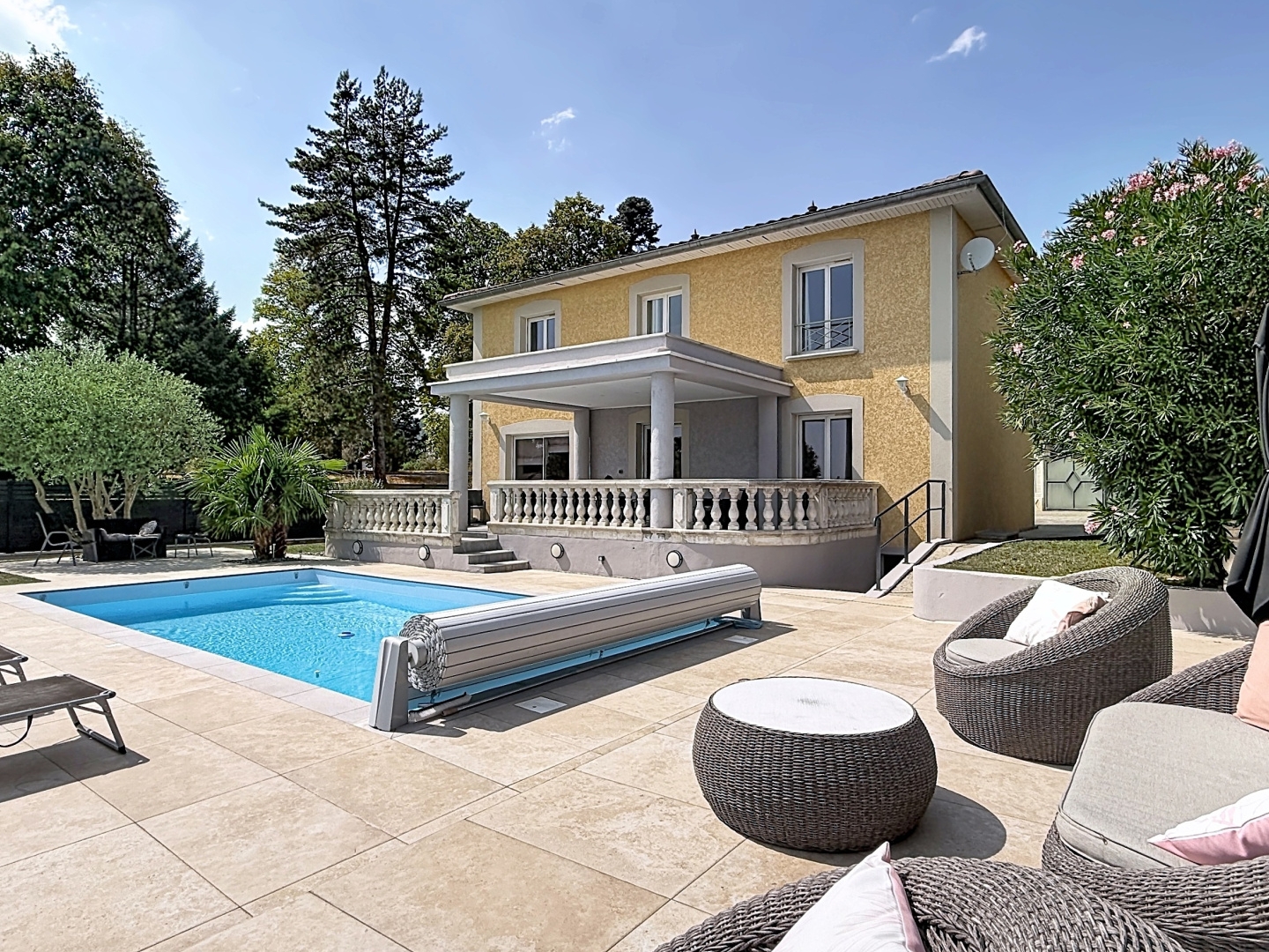 Propriété contemporaine 170m² piscine et garage 6 voitures.